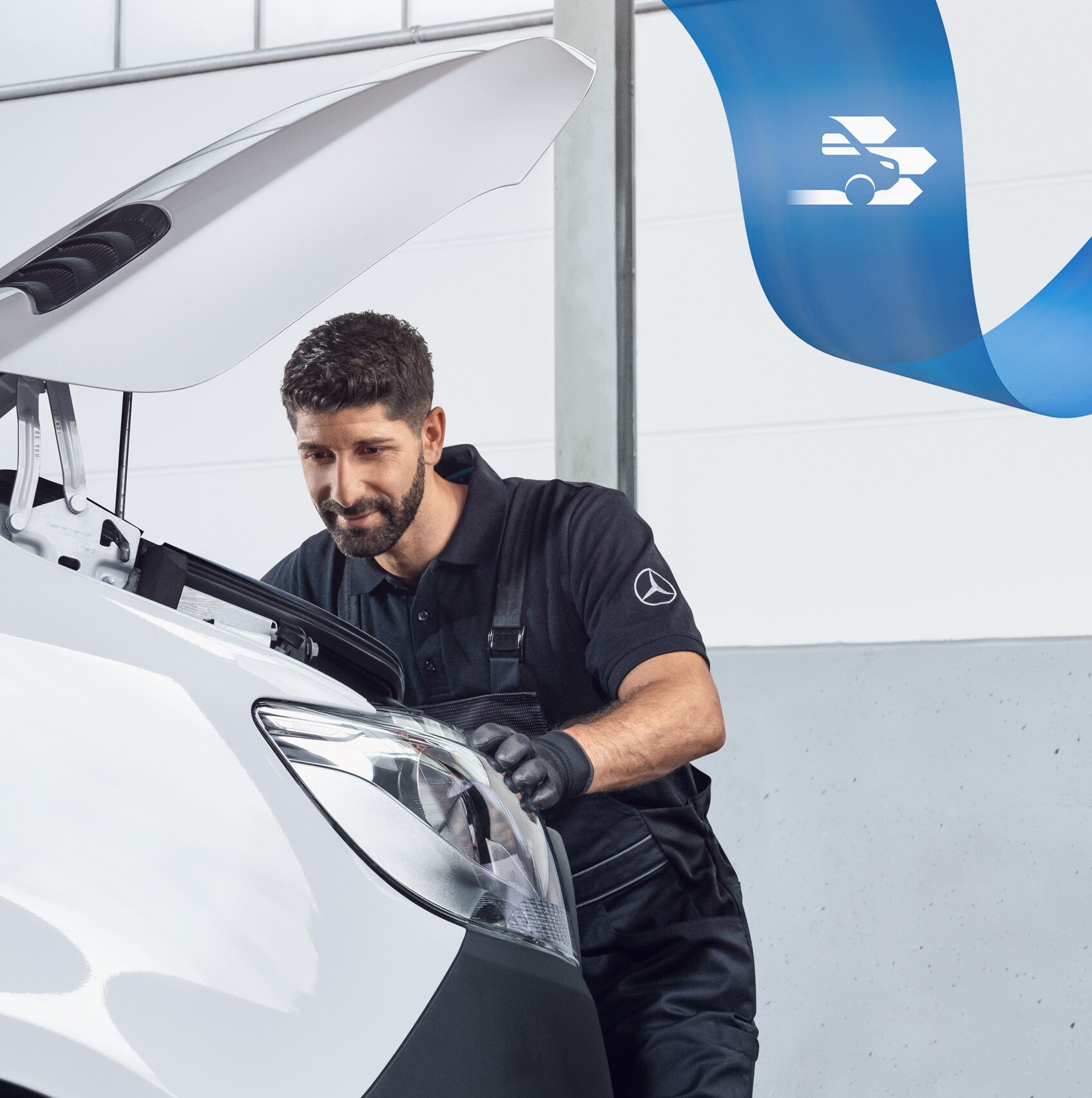 Uno specialista Mercedes-Benz lavora su un veicolo commerciale