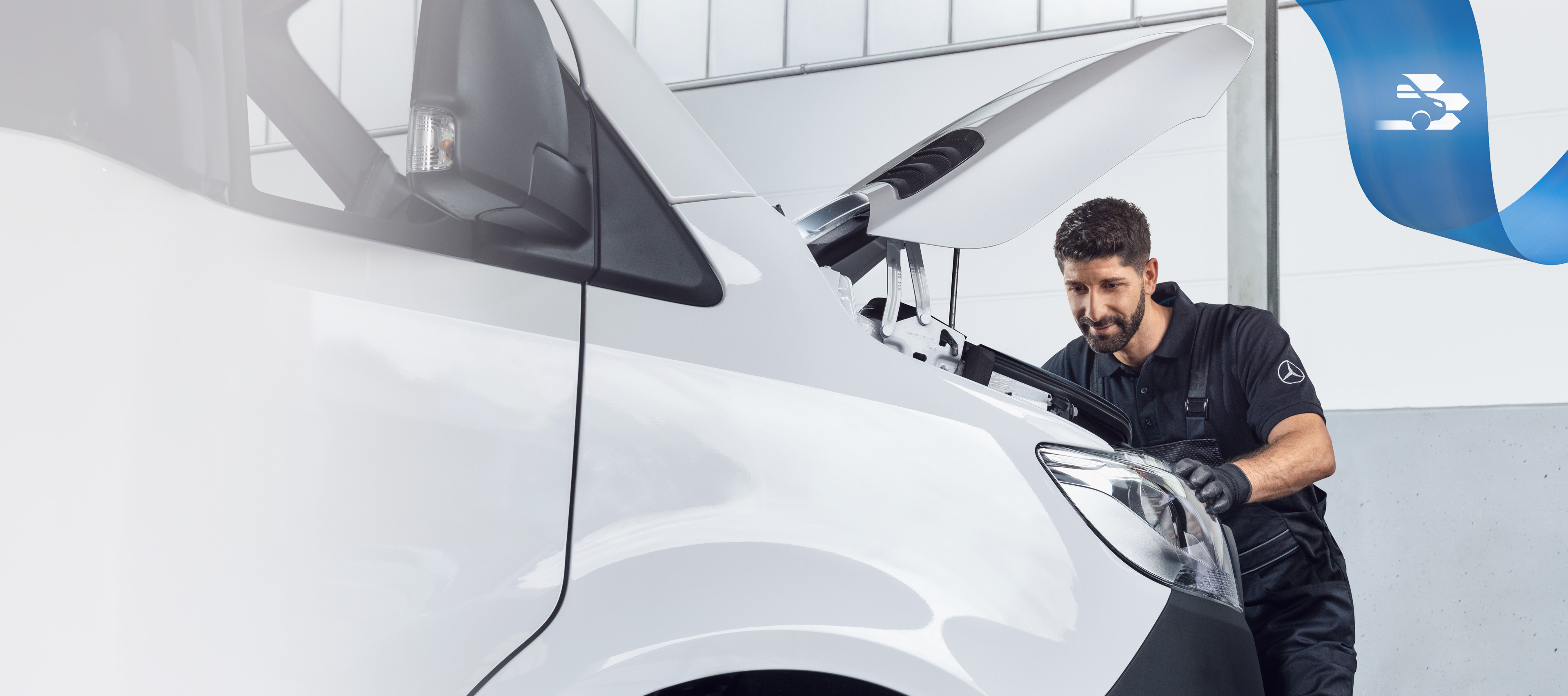 Mercedes-Benz | Quality Engineering per i veicoli commerciali Uno specialista Mercedes-Benz lavora su un veicolo commerciale
