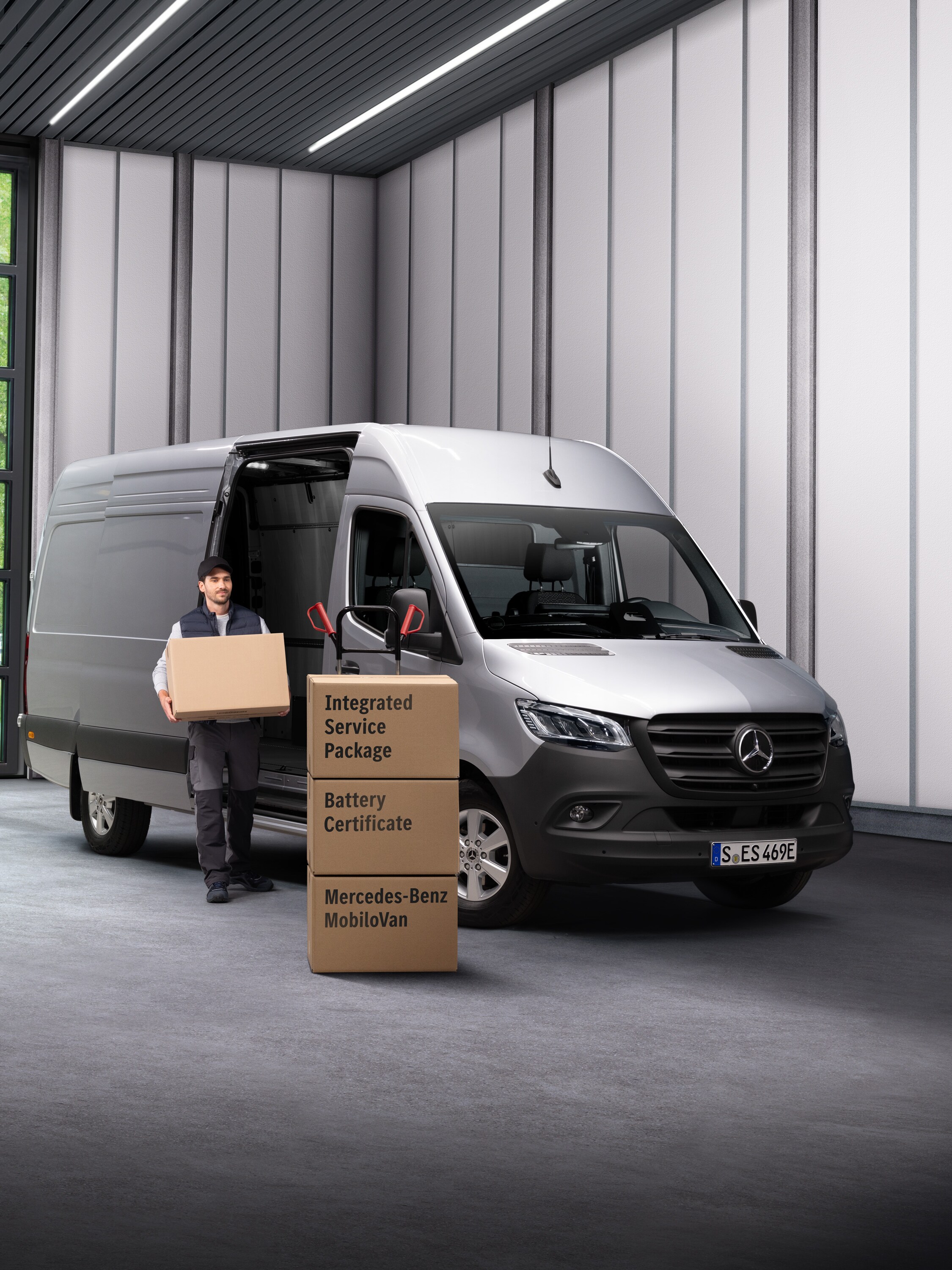 Un addetto al servizio assistenza elettrica di Mercedes-Benz
