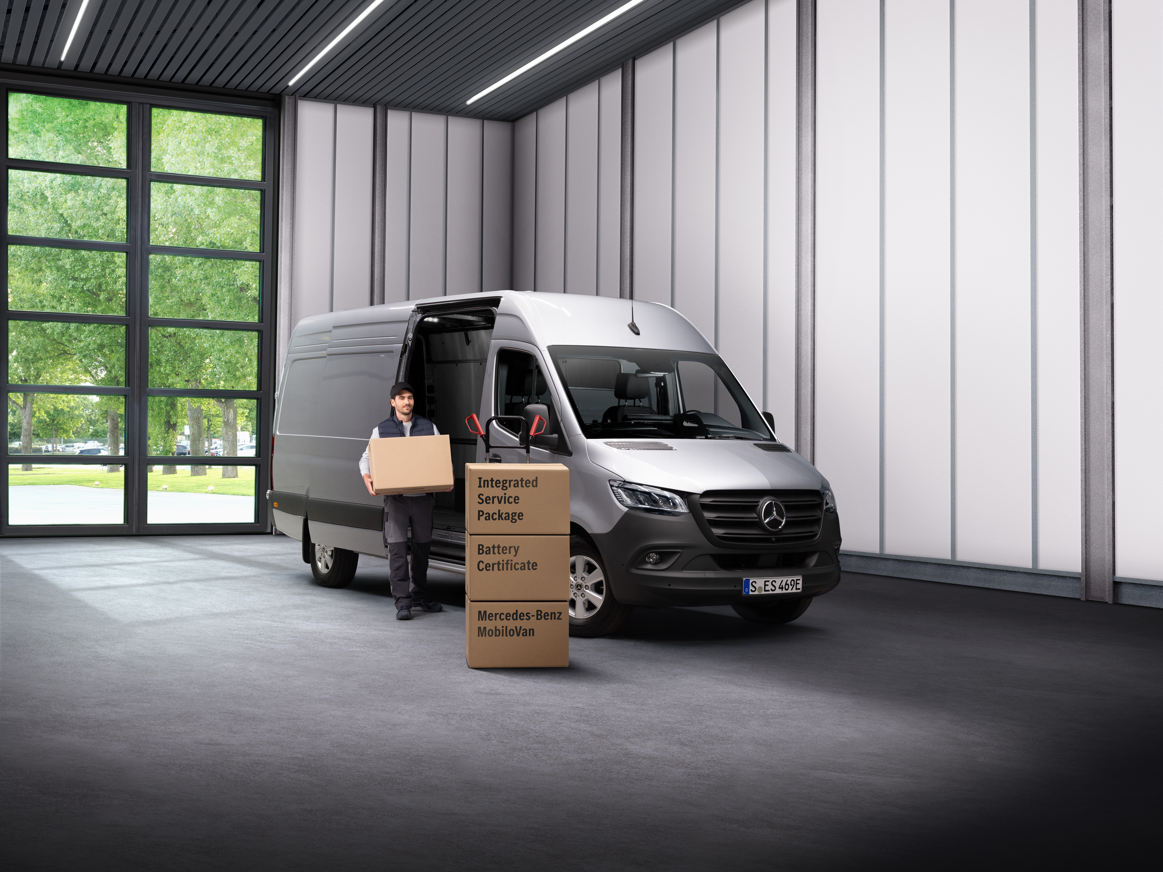 Mercedes-Benz | Servizio assistenza veicoli elettrici Un addetto al servizio assistenza elettrica di Mercedes-Benz