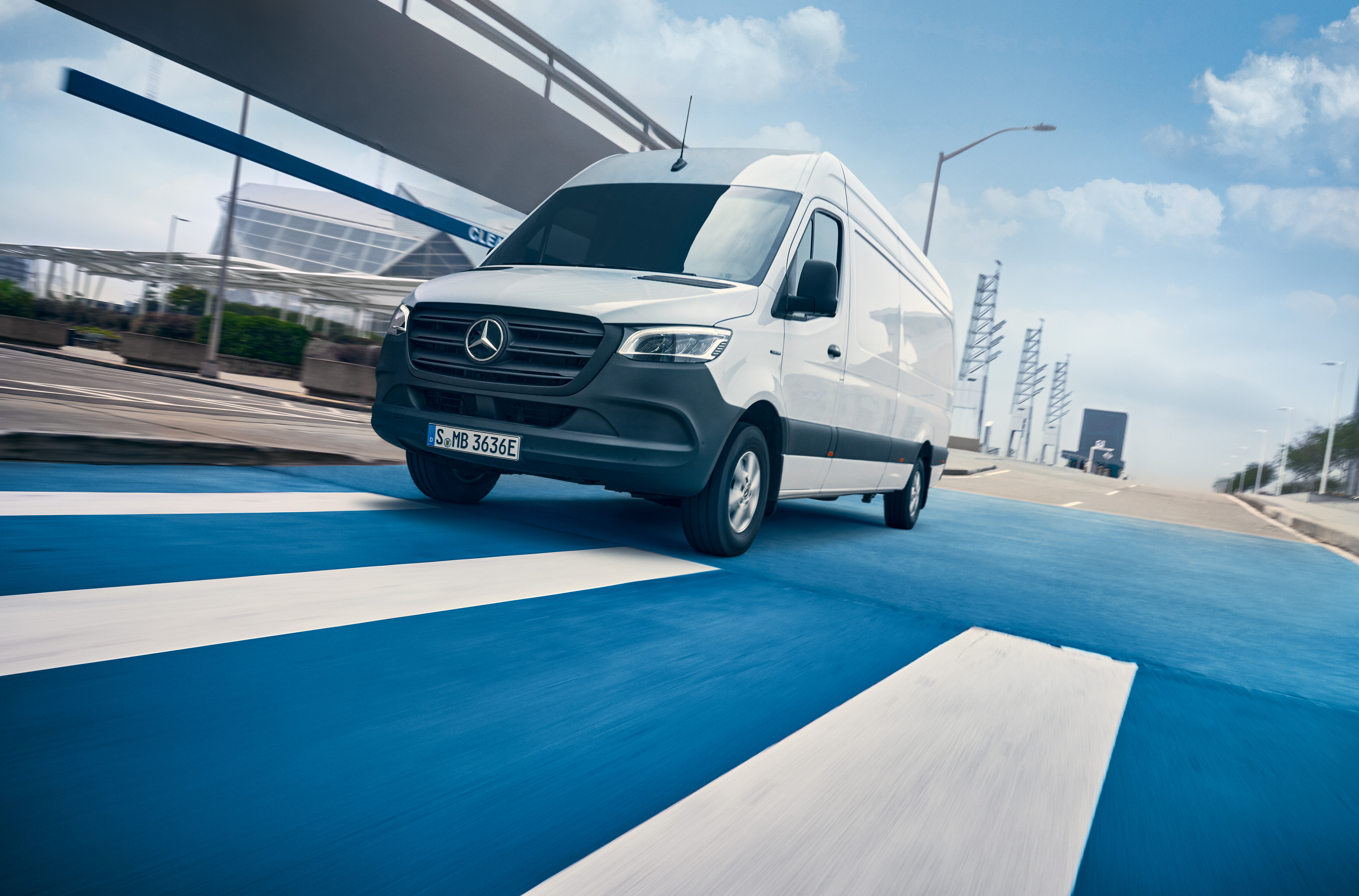 Mercedes-Benz | Van ServiceCare | Pacchetto di manutenzione Un Mercedes-Benz Sprinter bianco percorre una strada in città.