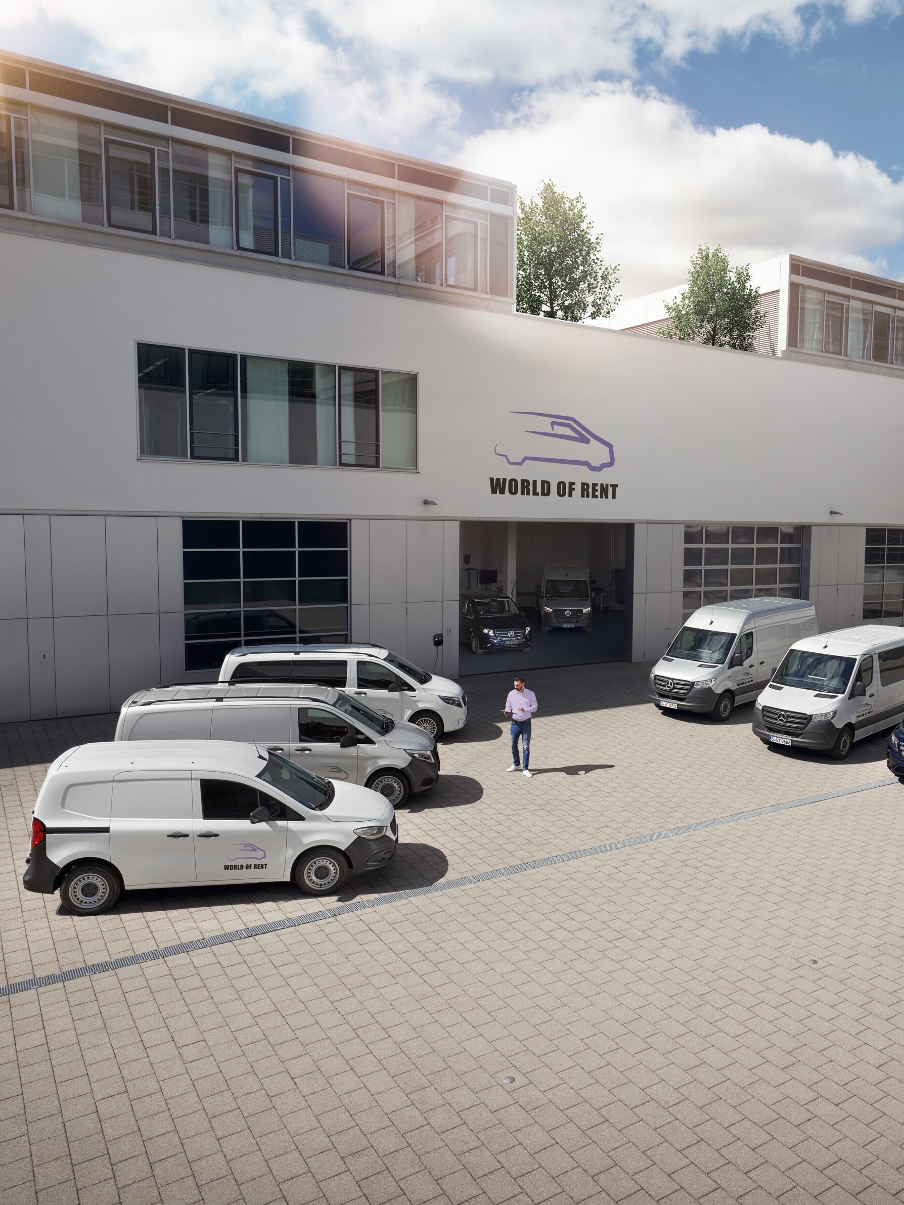 Una flotta di veicoli commerciali Mercedes-Benz davanti a un edificio aziendale.