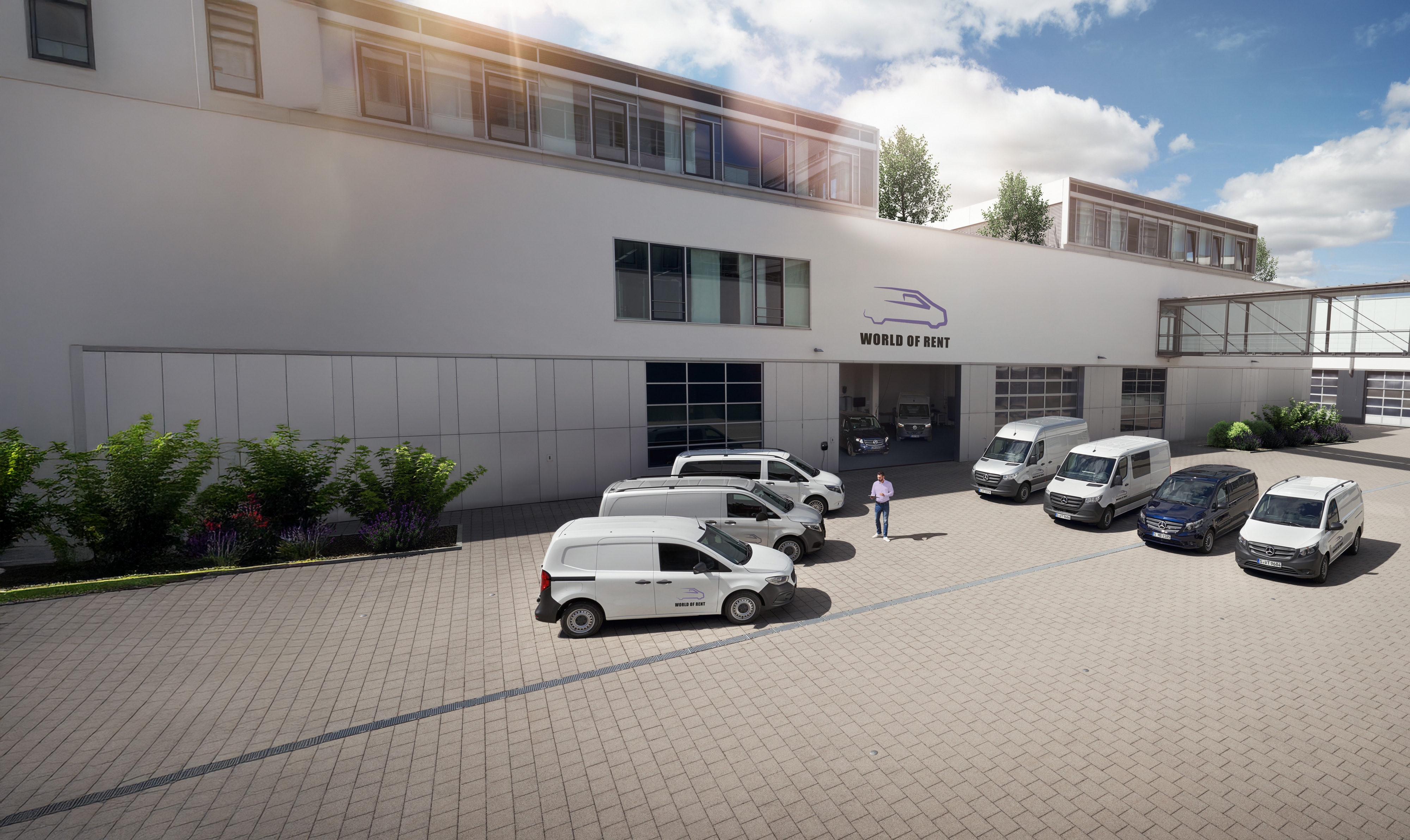 Mercedes-Benz | Panoramica dei servizi | Servizi per le flotte Una flotta di veicoli commerciali Mercedes-Benz davanti a un edificio aziendale.