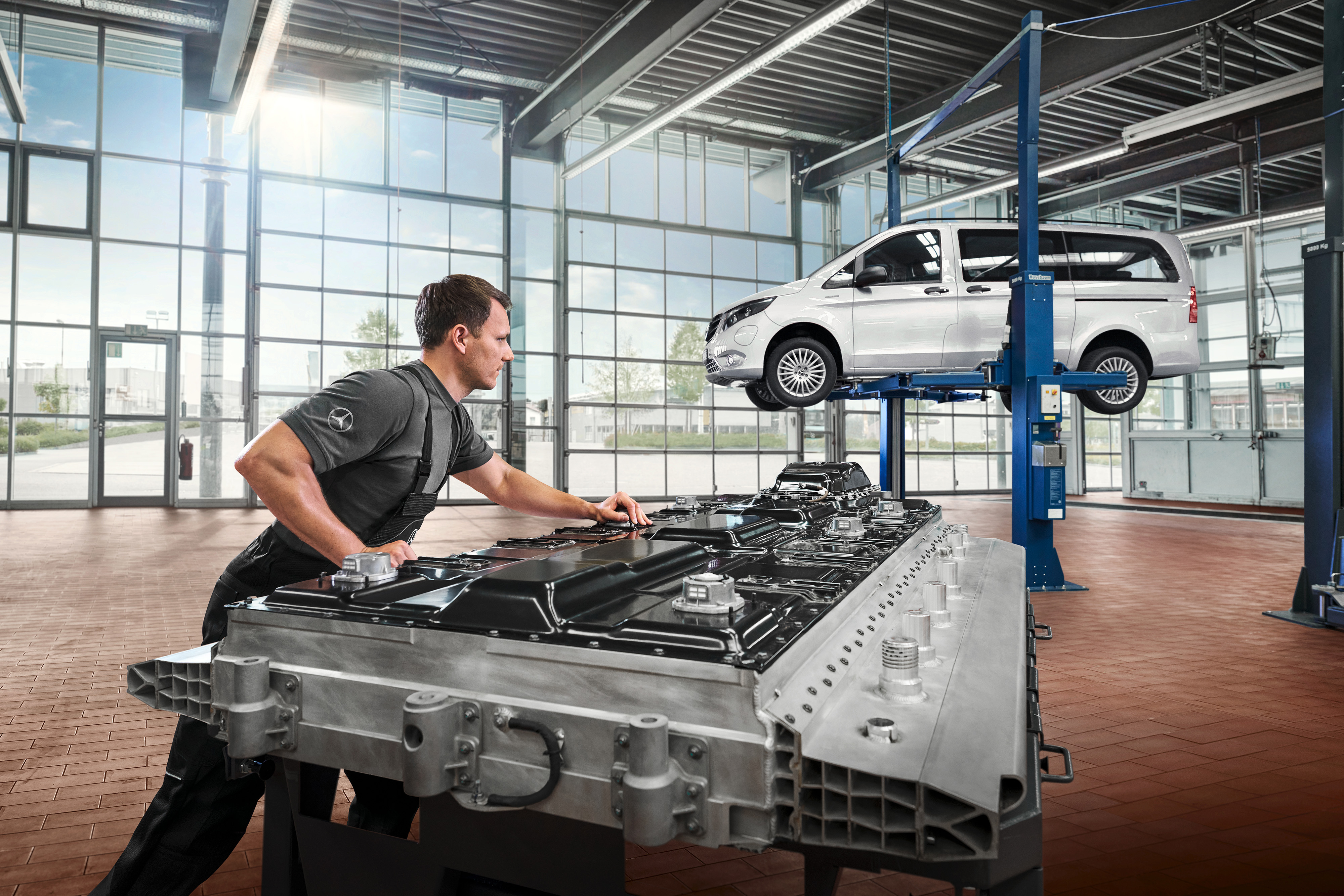 Mercedes-Benz | Servizio assistenza veicoli elettrici | Riparazione batterie Un tecnico controlla i moduli della batteria in officina.