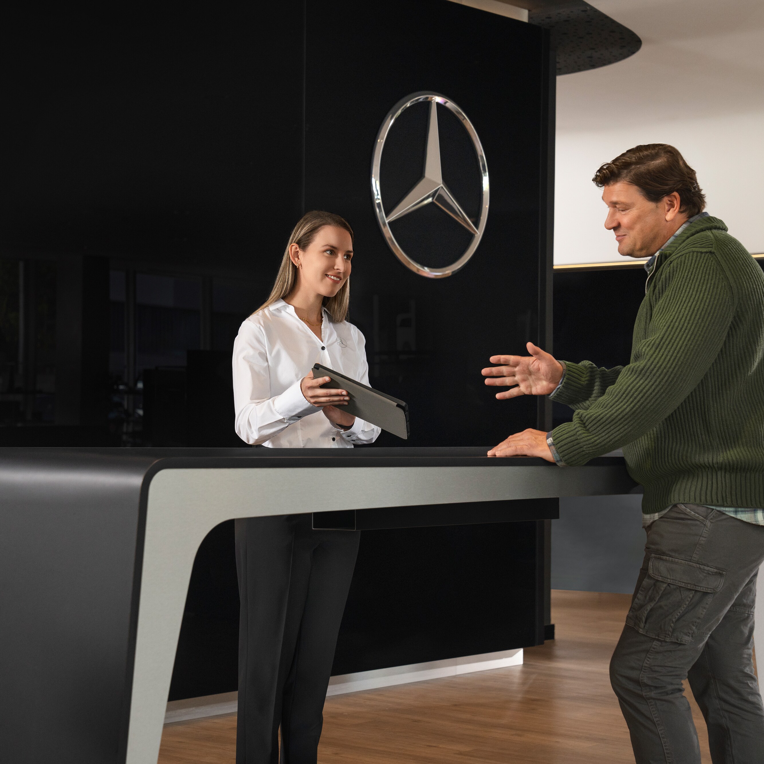 Un consulente Mercedes-Benz fornisce ai clienti informazioni personalizzate