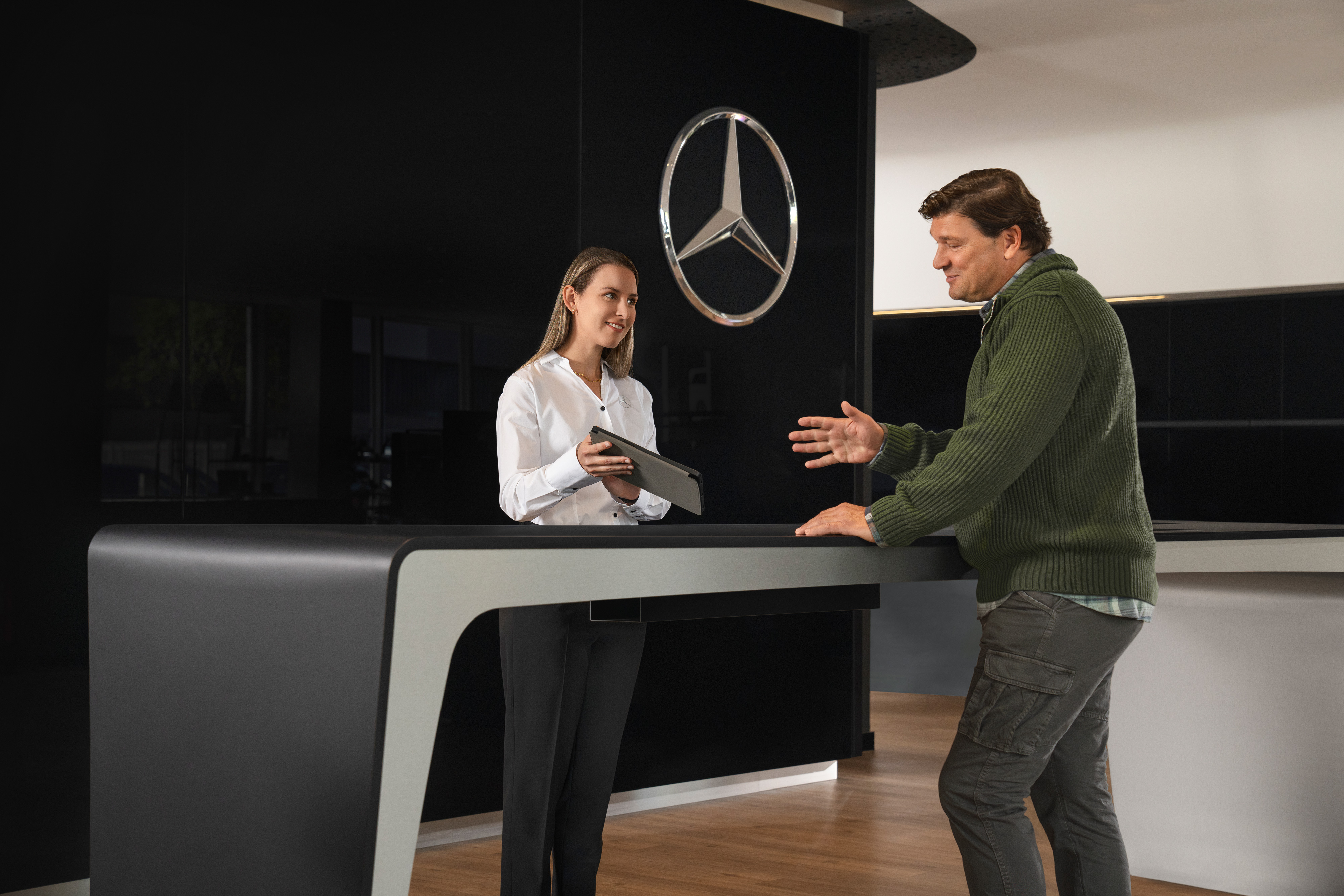 Mercedes-Benz | Electric Vehicle Service | Consultation Un consulente Mercedes-Benz fornisce ai clienti informazioni personalizzate