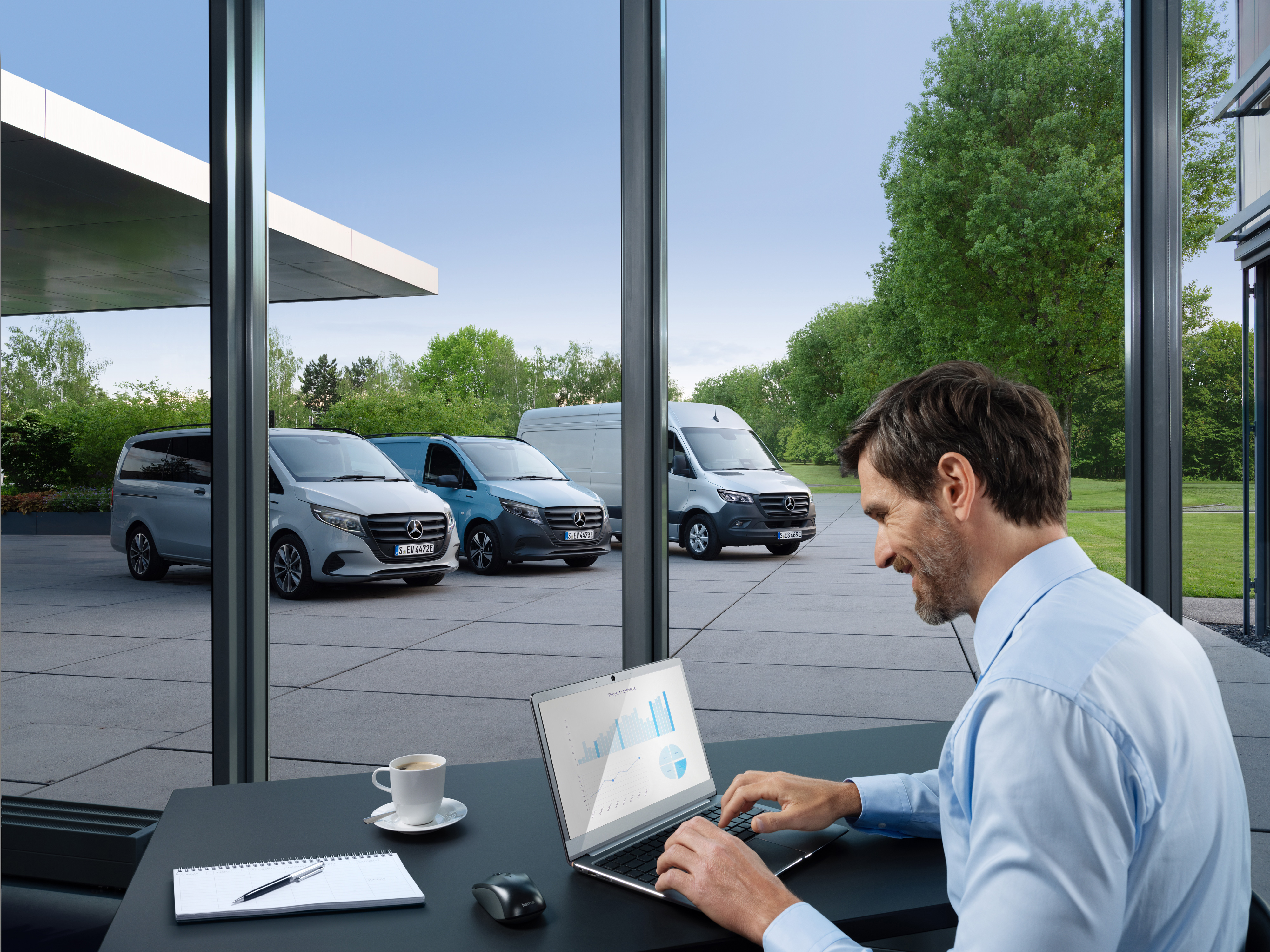 Mercedes-Benz | Servizio assistenza veicoli elettrici | Pacchetti Un uomo mentre lavora su un computer portatile