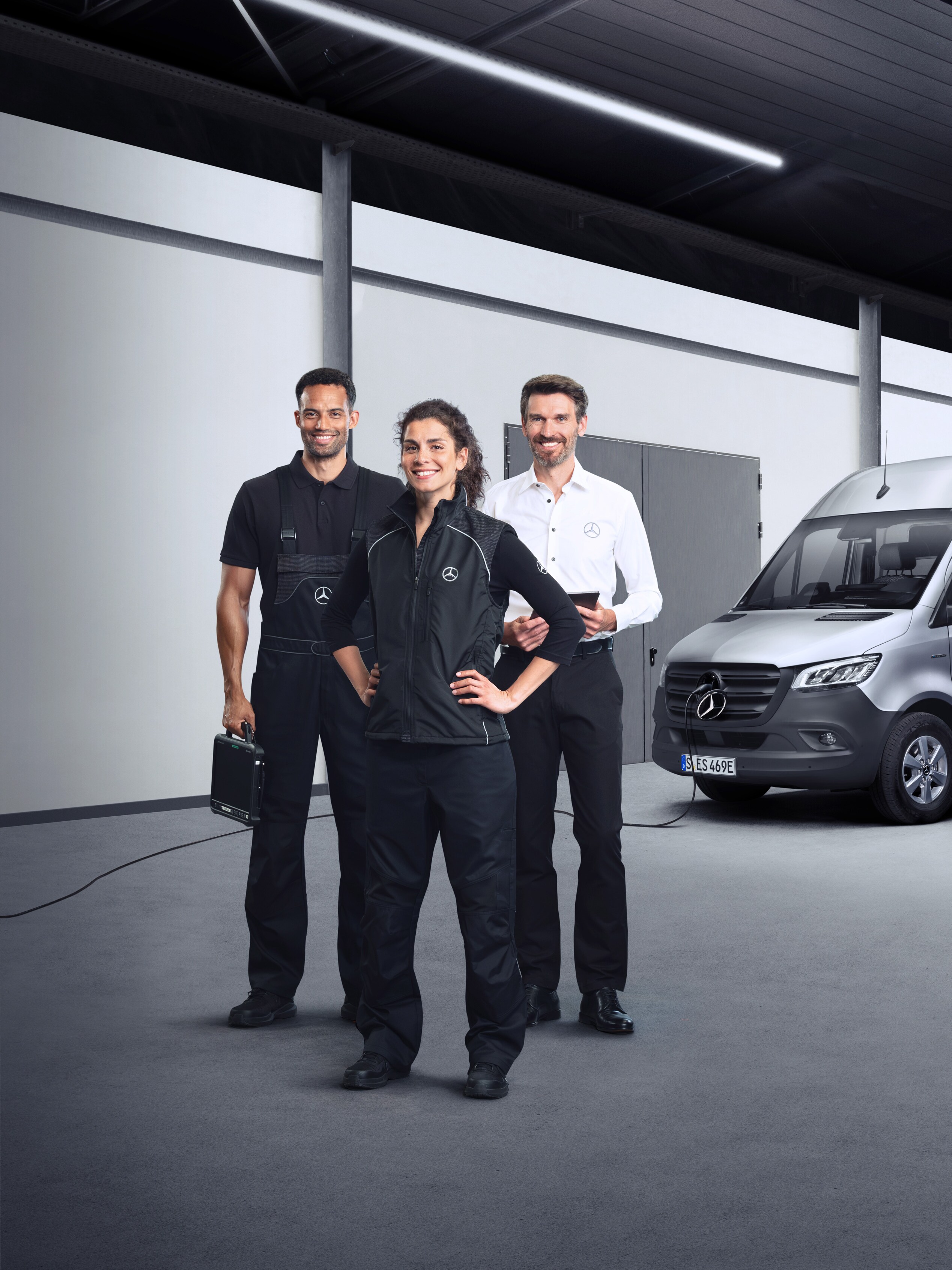Tre dipendenti davanti a un veicolo commerciale eSprinter