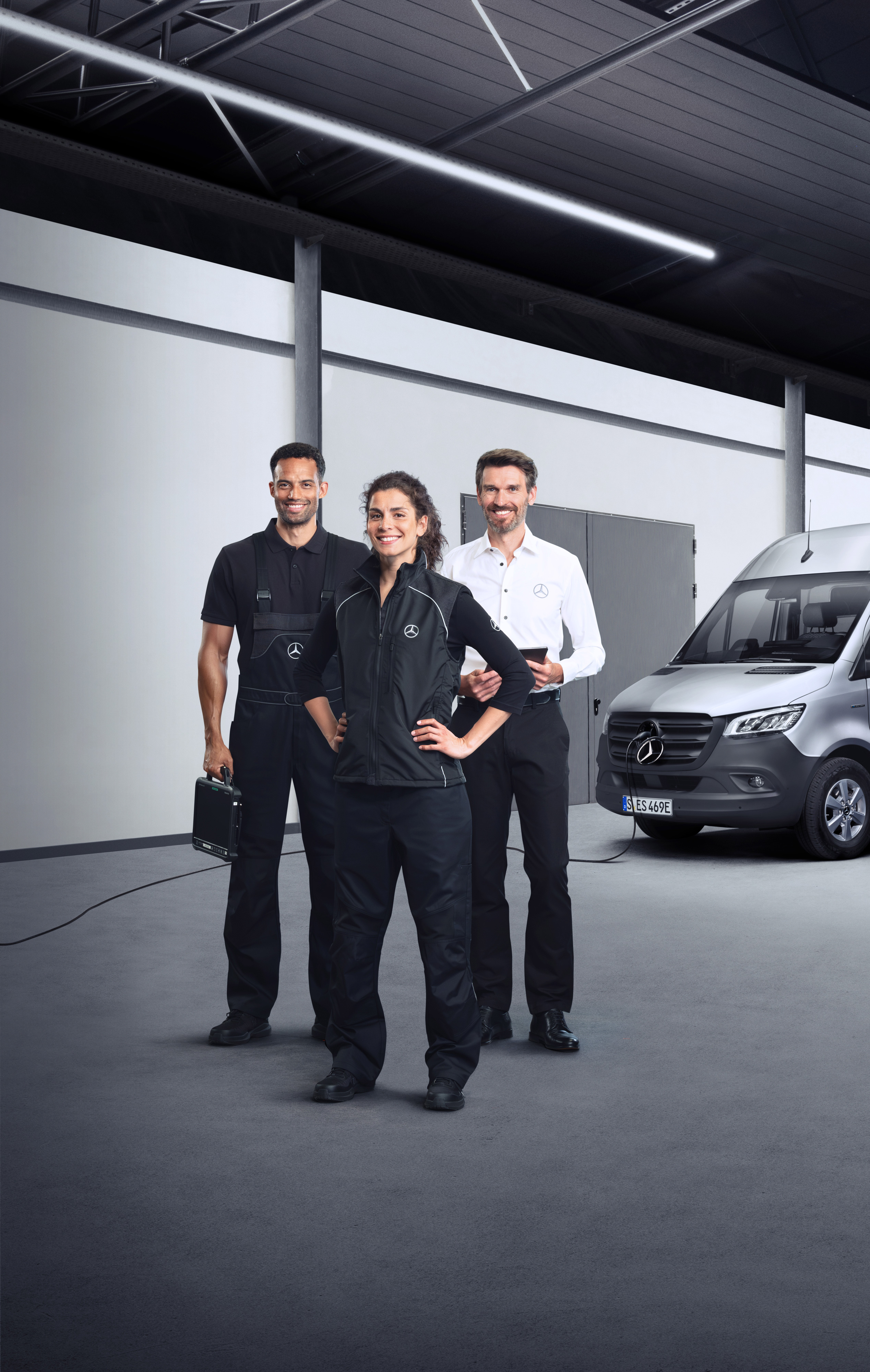 Mercedes-Benz | Servizio assistenza veicoli elettrici Tre dipendenti davanti a un veicolo commerciale eSprinter