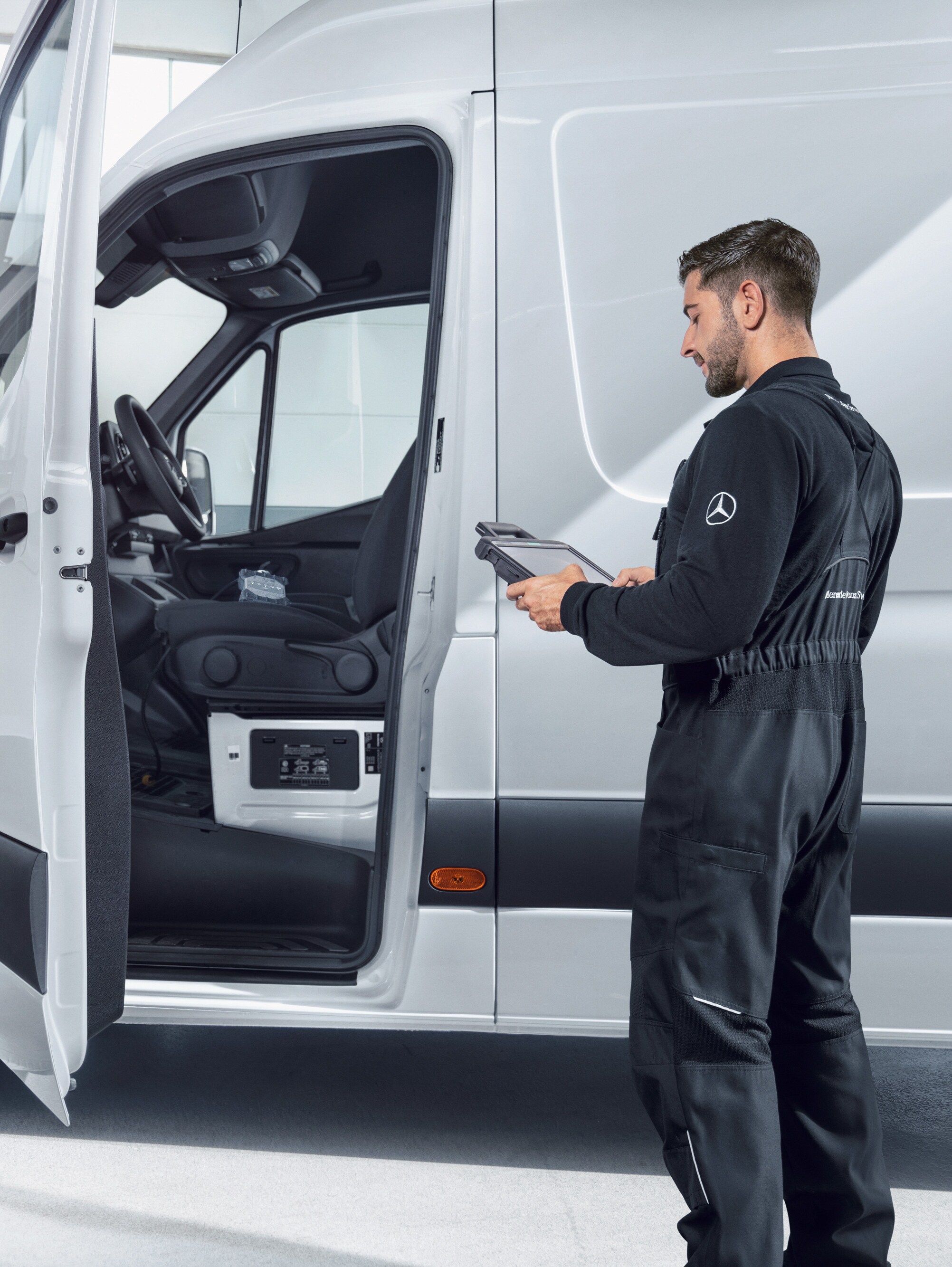 Un dipendente ispeziona un veicolo commerciale Mercedes-Benz