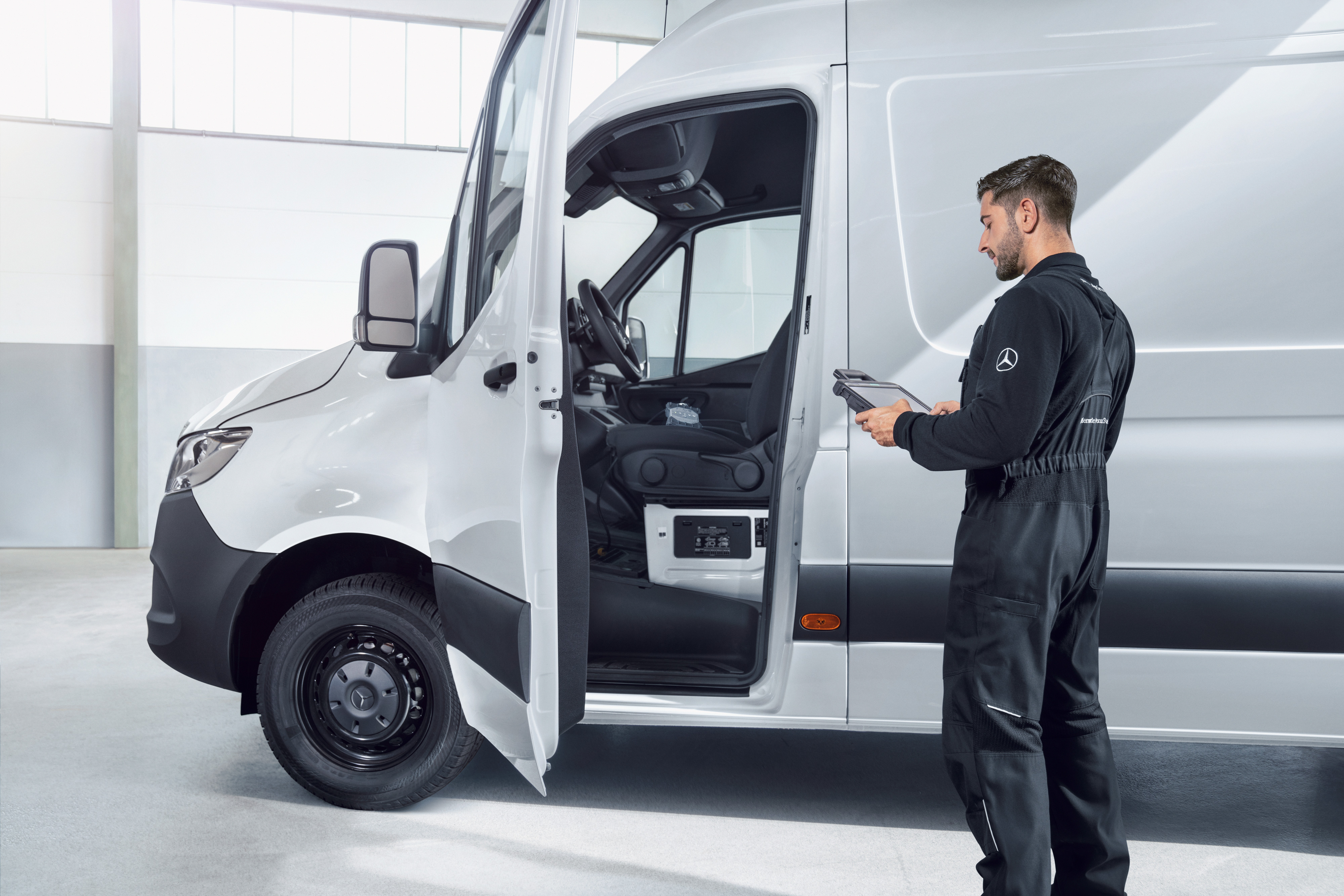Mercedes-Benz | Panoramica dei servizi | Manutenzione del veicolo Un dipendente ispeziona un veicolo commerciale Mercedes-Benz