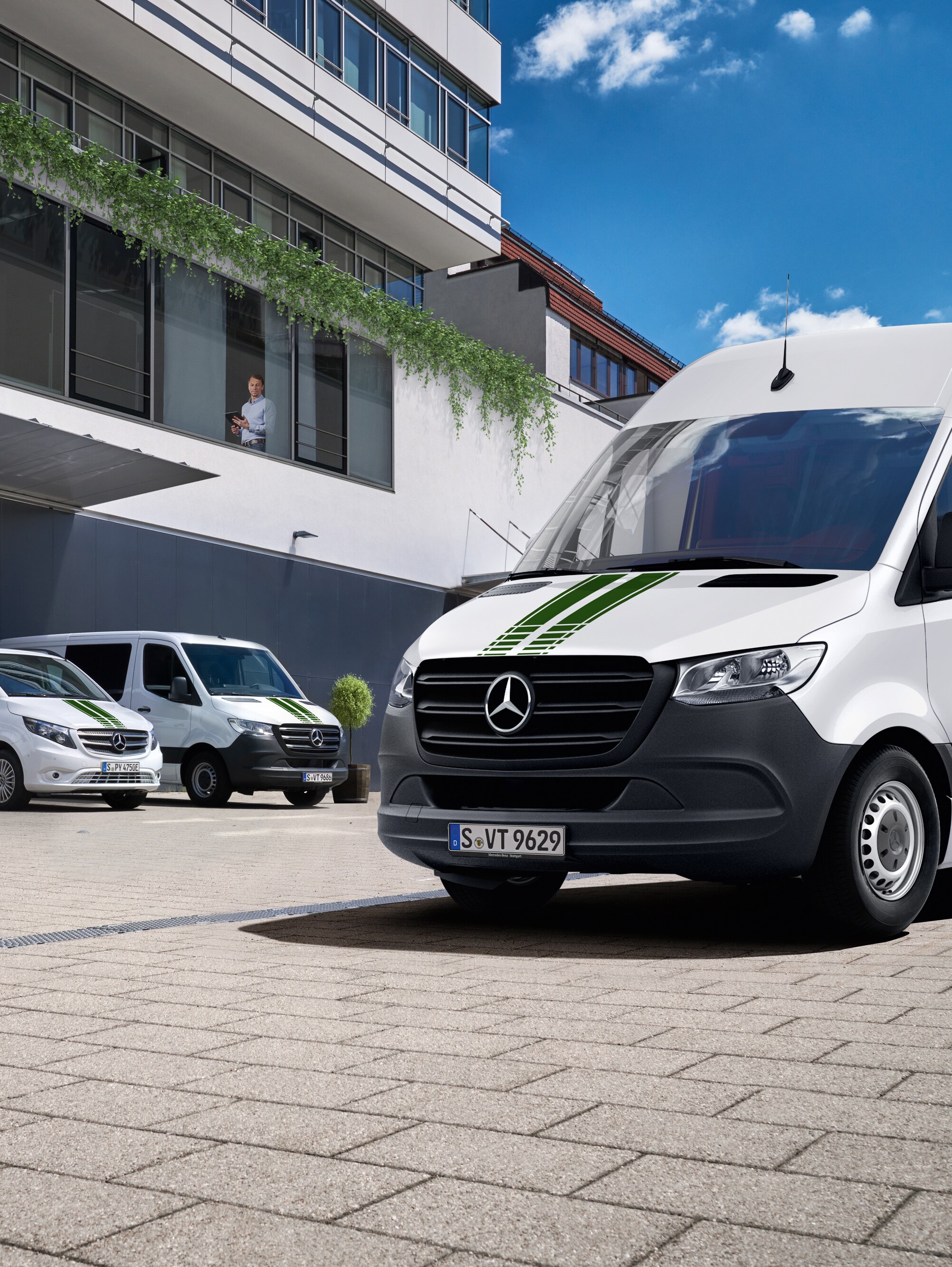 Una flotta di veicoli commerciali Mercedes-Benz bianchi 