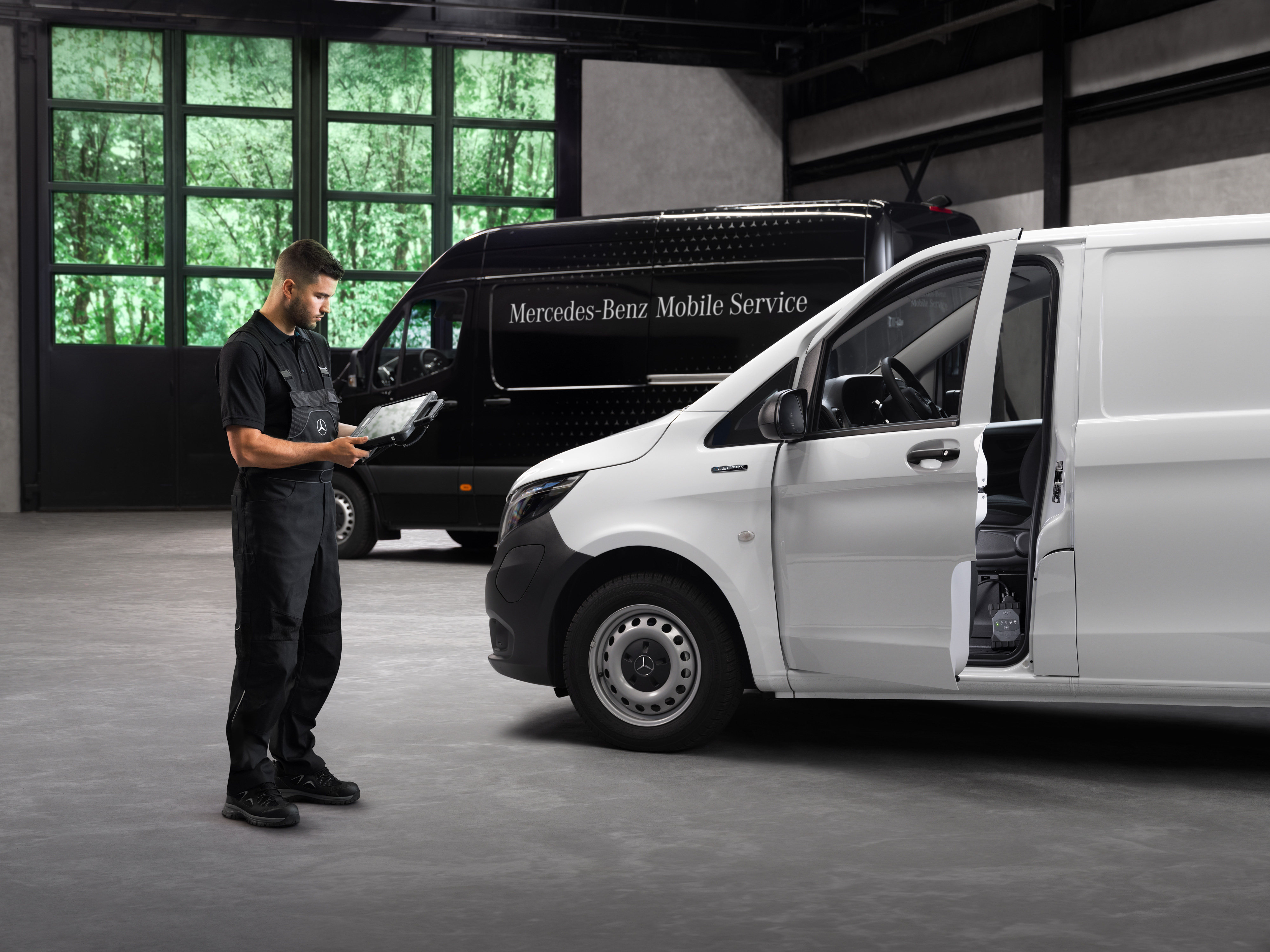 Mercedes-Benz | Servizio assistenza mobile Un tecnico controlla un veicolo commerciale Mercedes-Benz Vito bianco in officina.