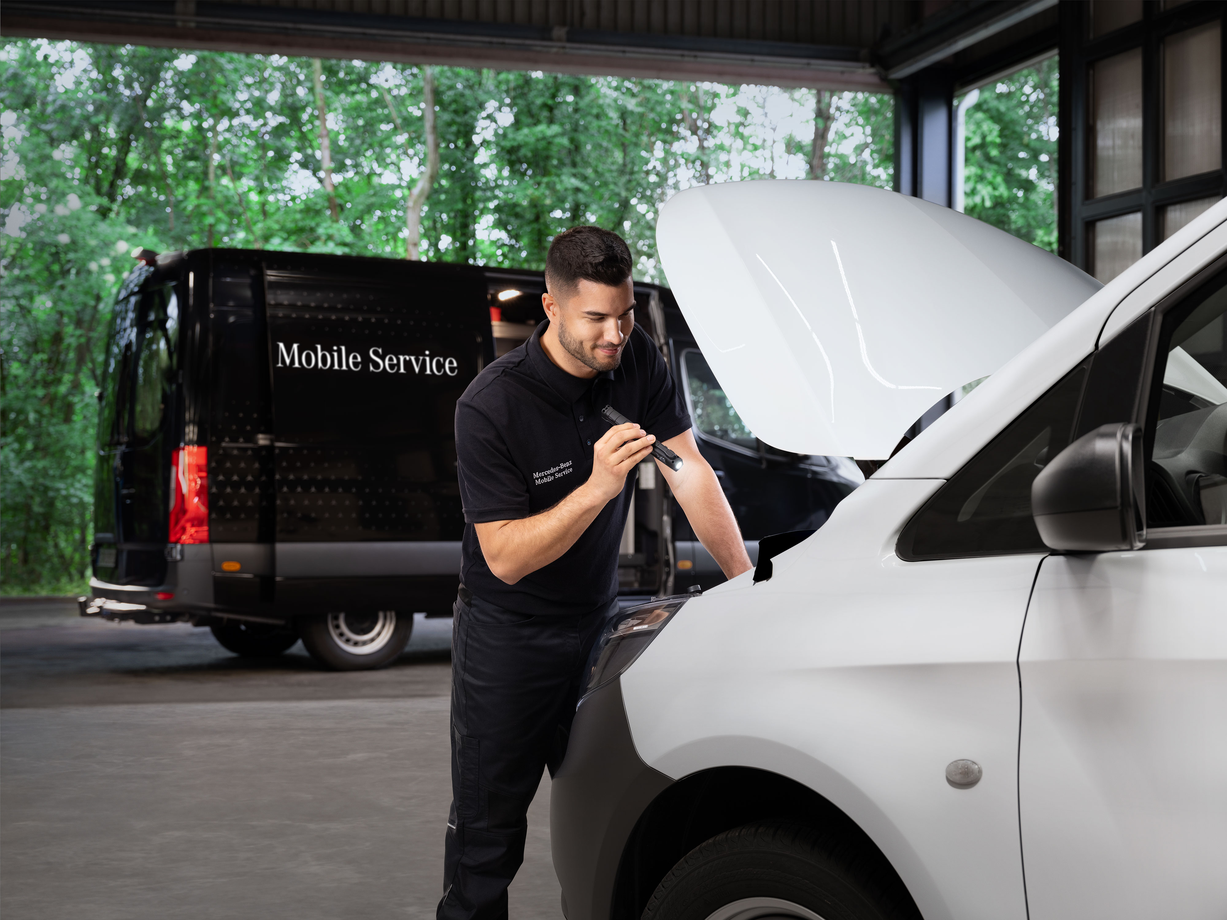 Mercedes-Benz | Manutenzione | Mobile Service Un meccanico che ispeziona il motore di un veicolo commerciale Mercedes-Benz