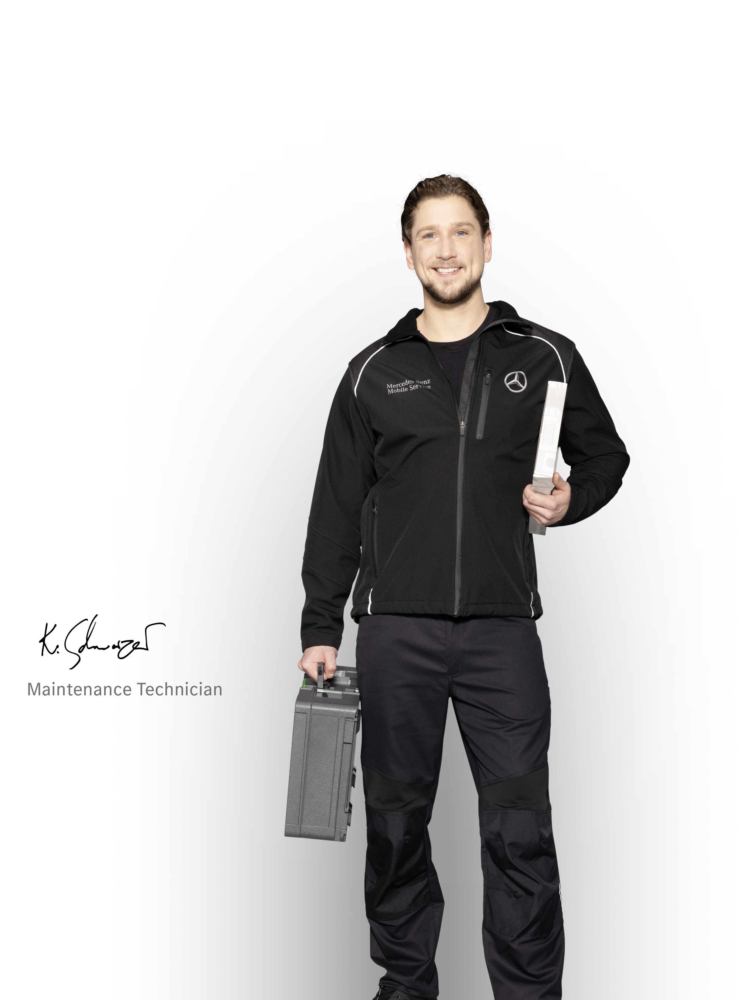 Un tecnico addetto alla manutenzione Mercedes-Benz Mobile Service pronto a fornire assistenza.