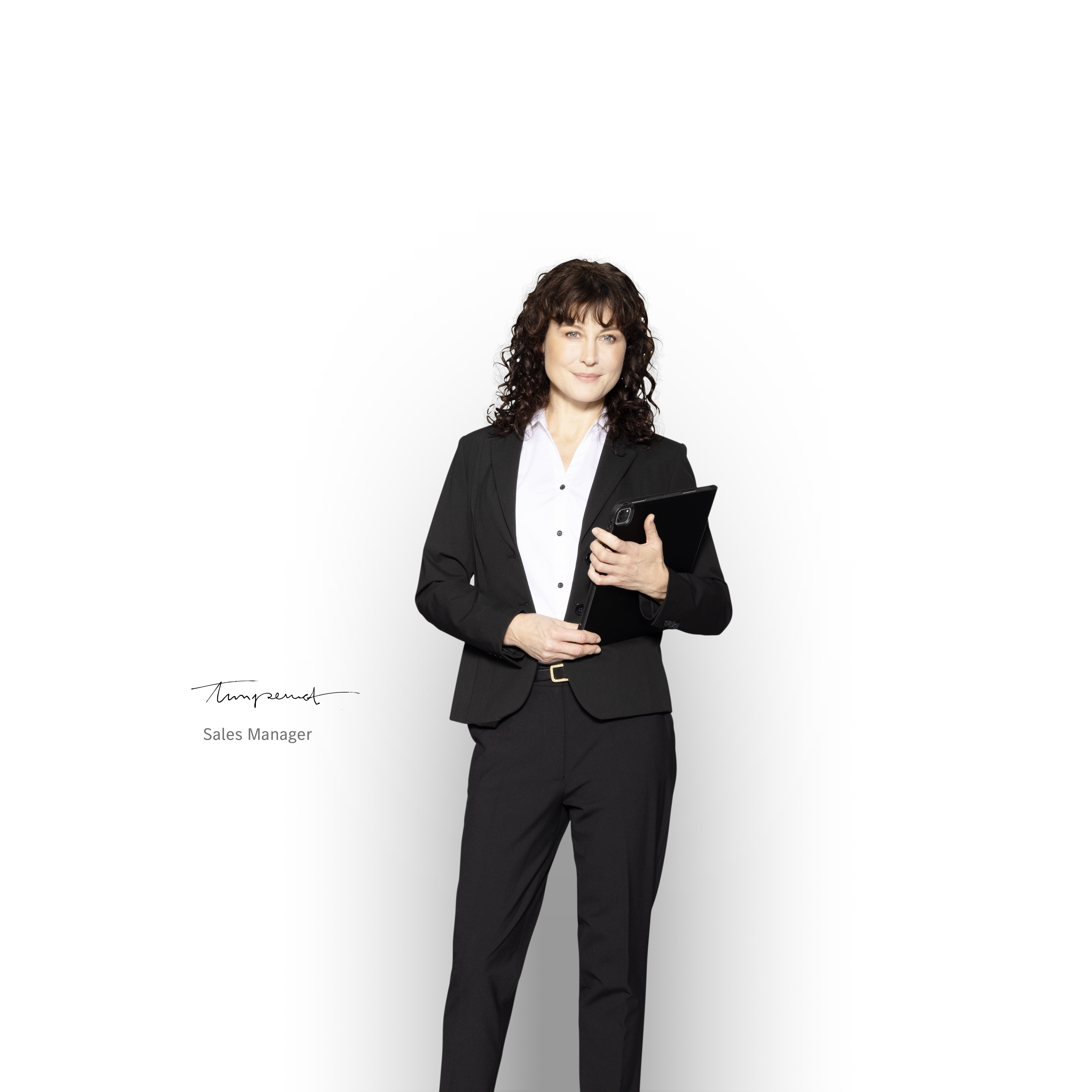 Mercedes-Benz | ServiceCare per i veicoli commerciali Un responsabile vendite Mercedes-Benz con un tablet pronto a informare sui pacchetti di assistenza.