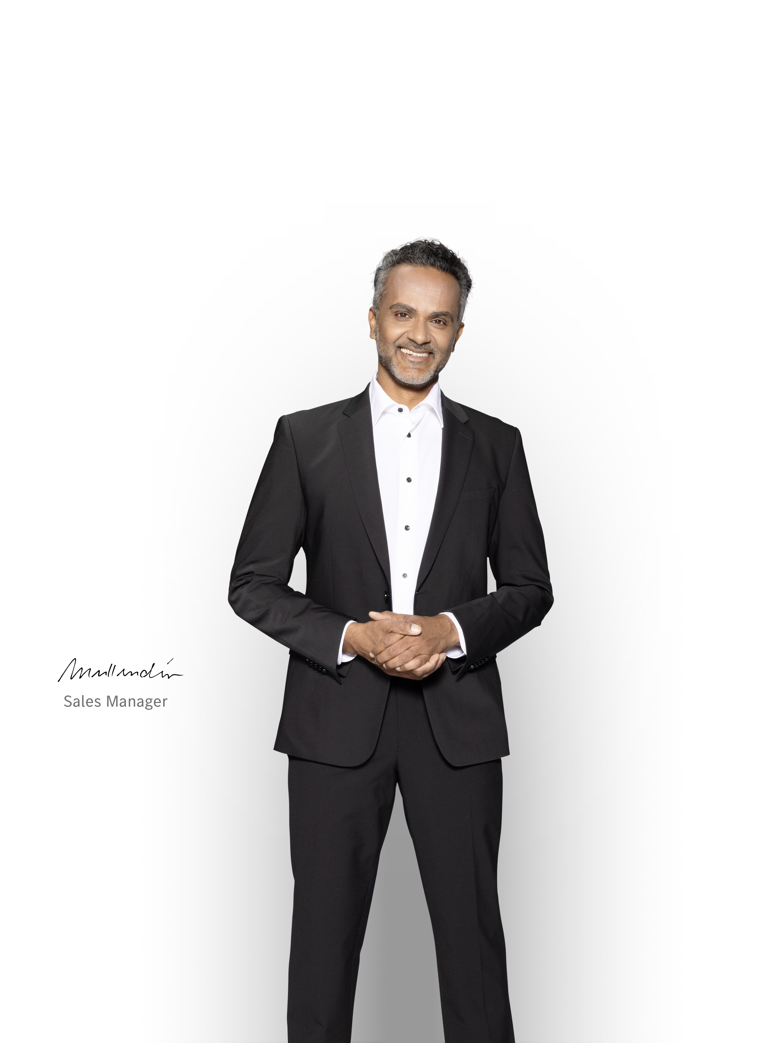 Un responsabile vendite competente, in piedi e sorridente