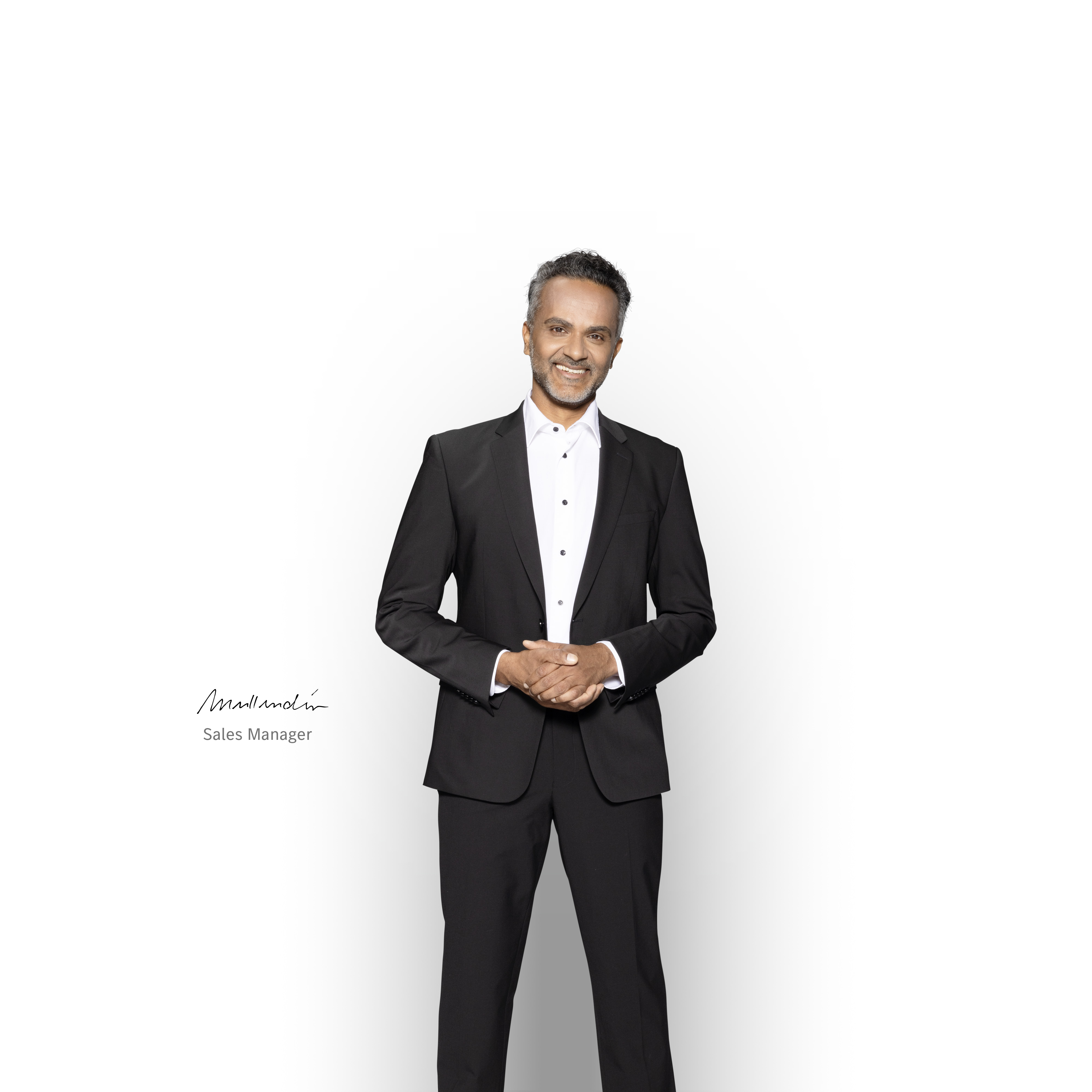 Mercedes-Benz | Servizio assistenza veicoli elettrici Un responsabile vendite competente, in piedi e sorridente