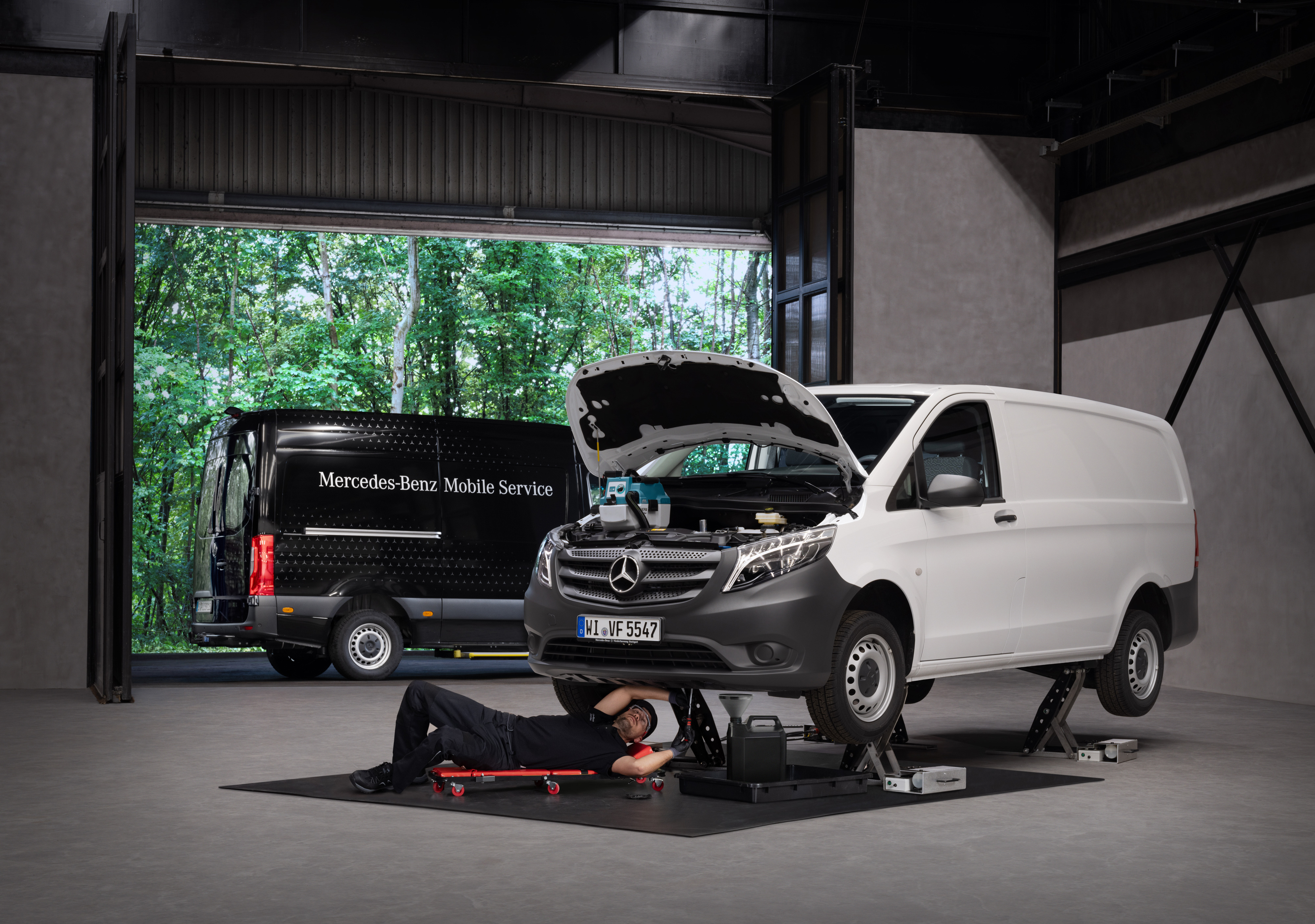 Mercedes-Benz | Mobile Service | Manutenzione e riparazione Un tecnico ripara un veicolo commerciale Mercedes-Benz Vito bianco.