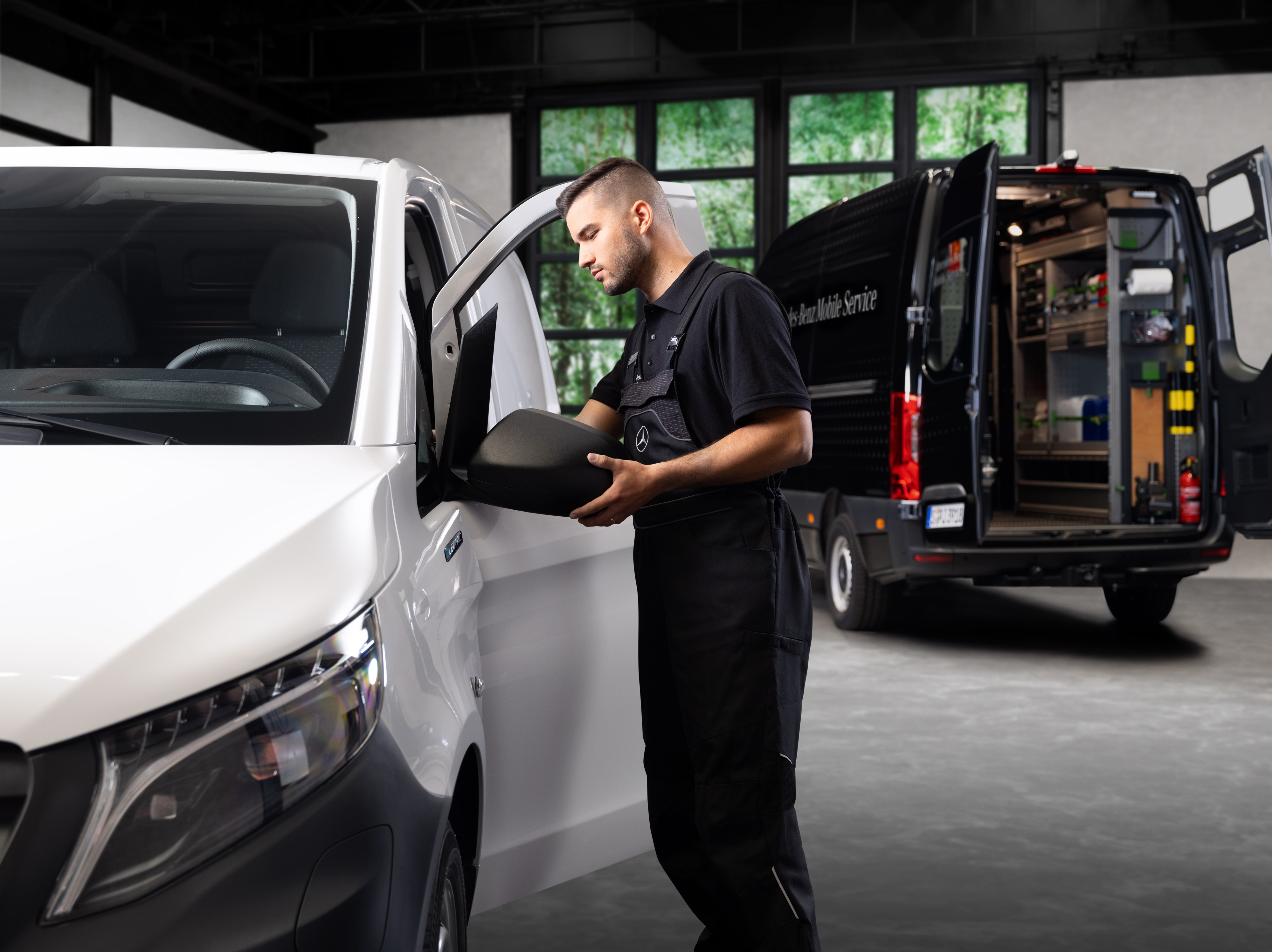 Mercedes-Benz | Mobile Service | Ricambi originali Un tecnico sostituisce un retrovisore esterno su un veicolo commerciale Mercedes-Benz Vito bianco.