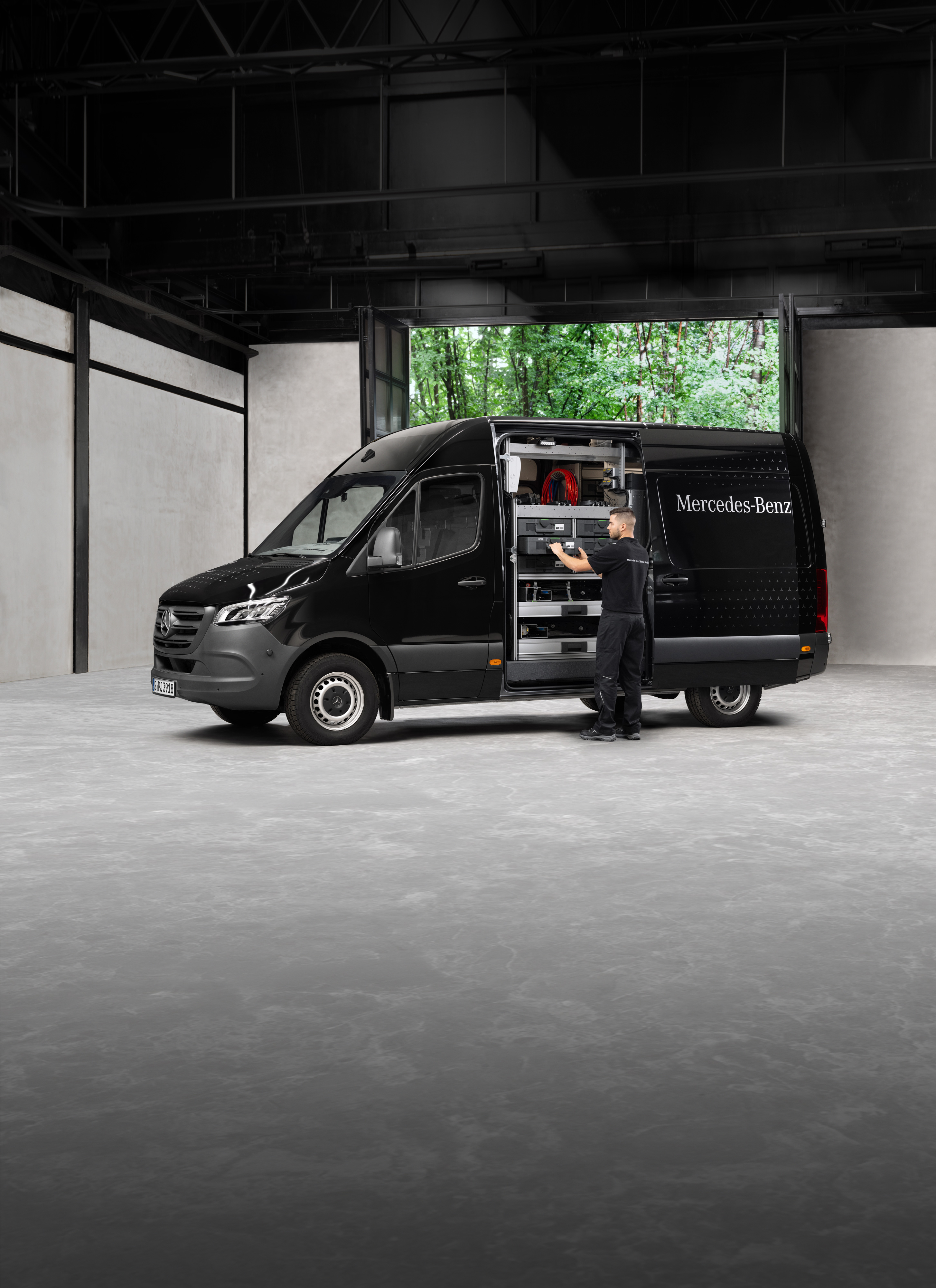 Mercedes-Benz | Mobile Service | Controllo stagionale Un tecnico rimuove gli attrezzi da un veicolo commerciale Mercedes-Benz Sprinter nero.