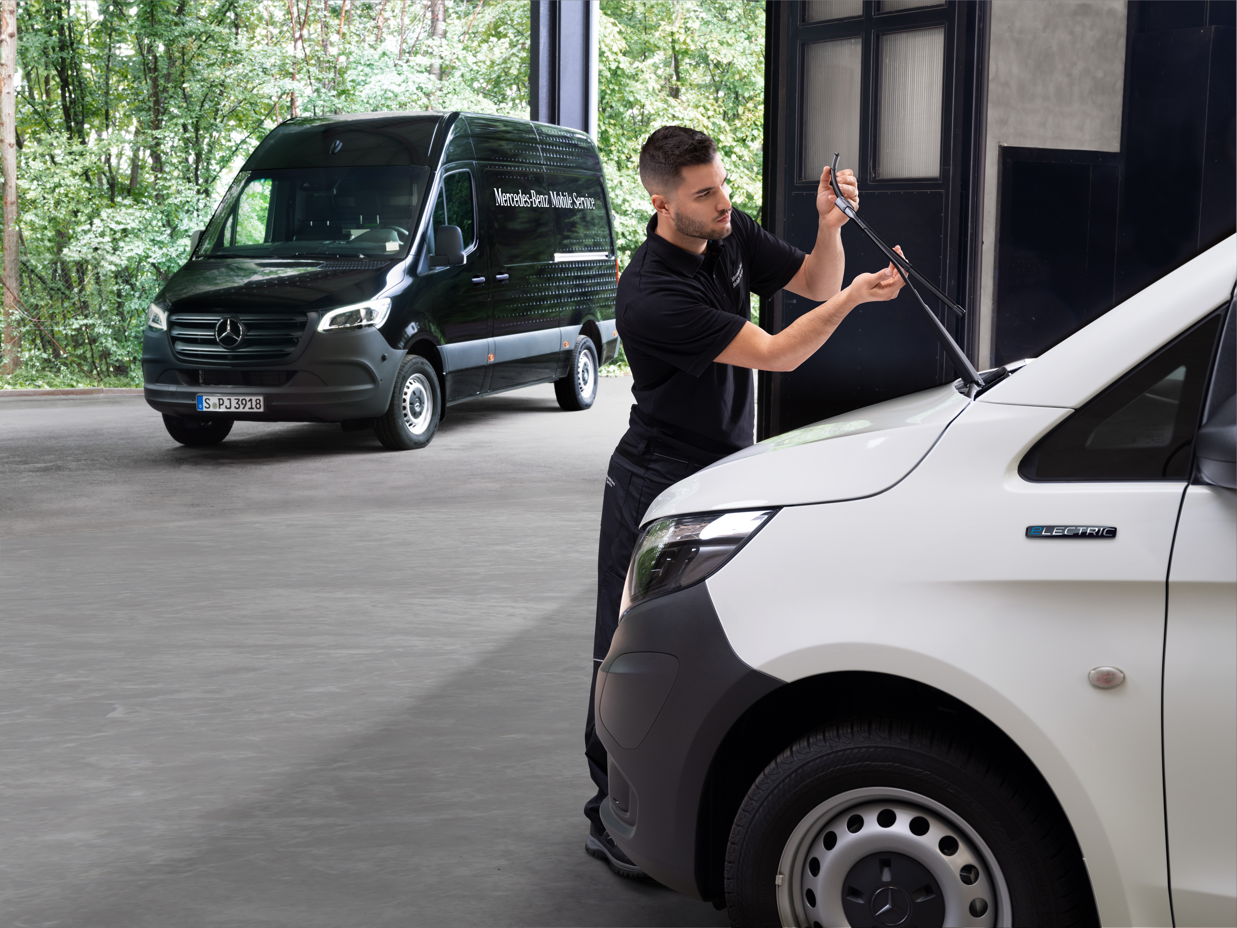 Mercedes-Benz | Mobile Service | Altri servizi Un tecnico cambia le spazzole dei tergicristalli su un veicolo commerciale Mercedes-Benz Vito bianco.