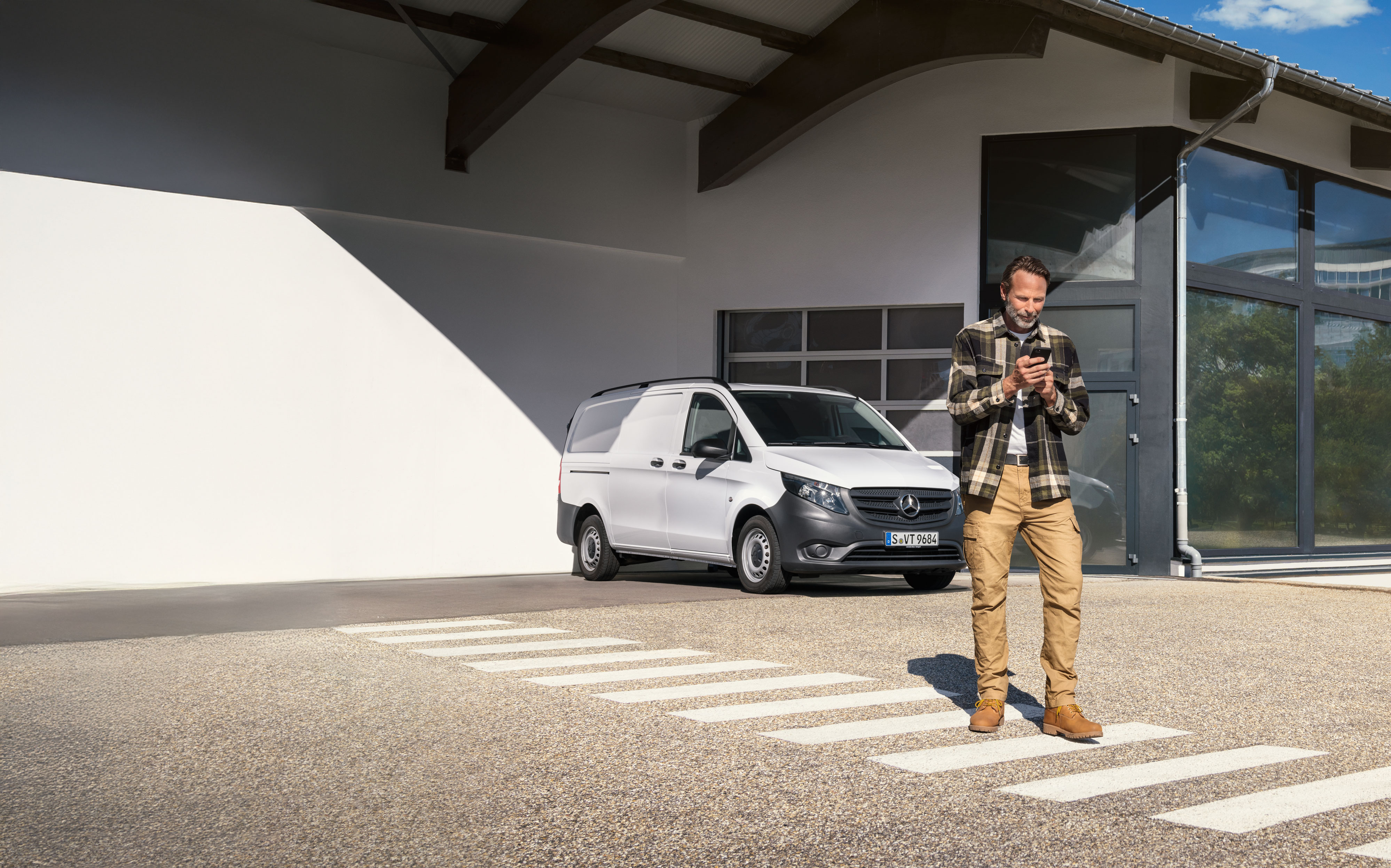 Mercedes-Benz | Maintenance | Appointment booking Il cliente prenota un appuntamento utilizzando il suo smartphone
