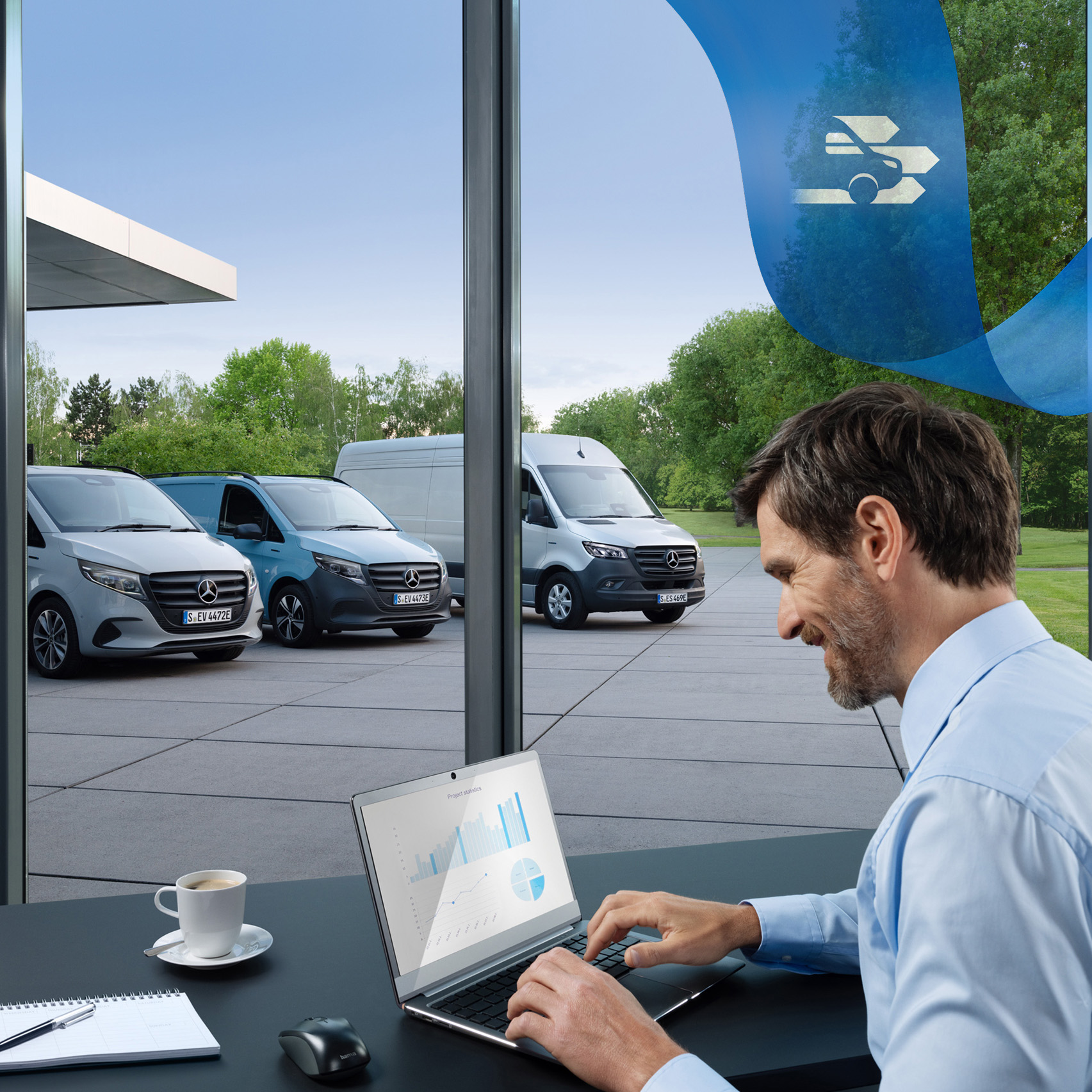 Mercedes-Benz | Van ServiceCare Un uomo mentre utilizza un computer portatile in un ufficio