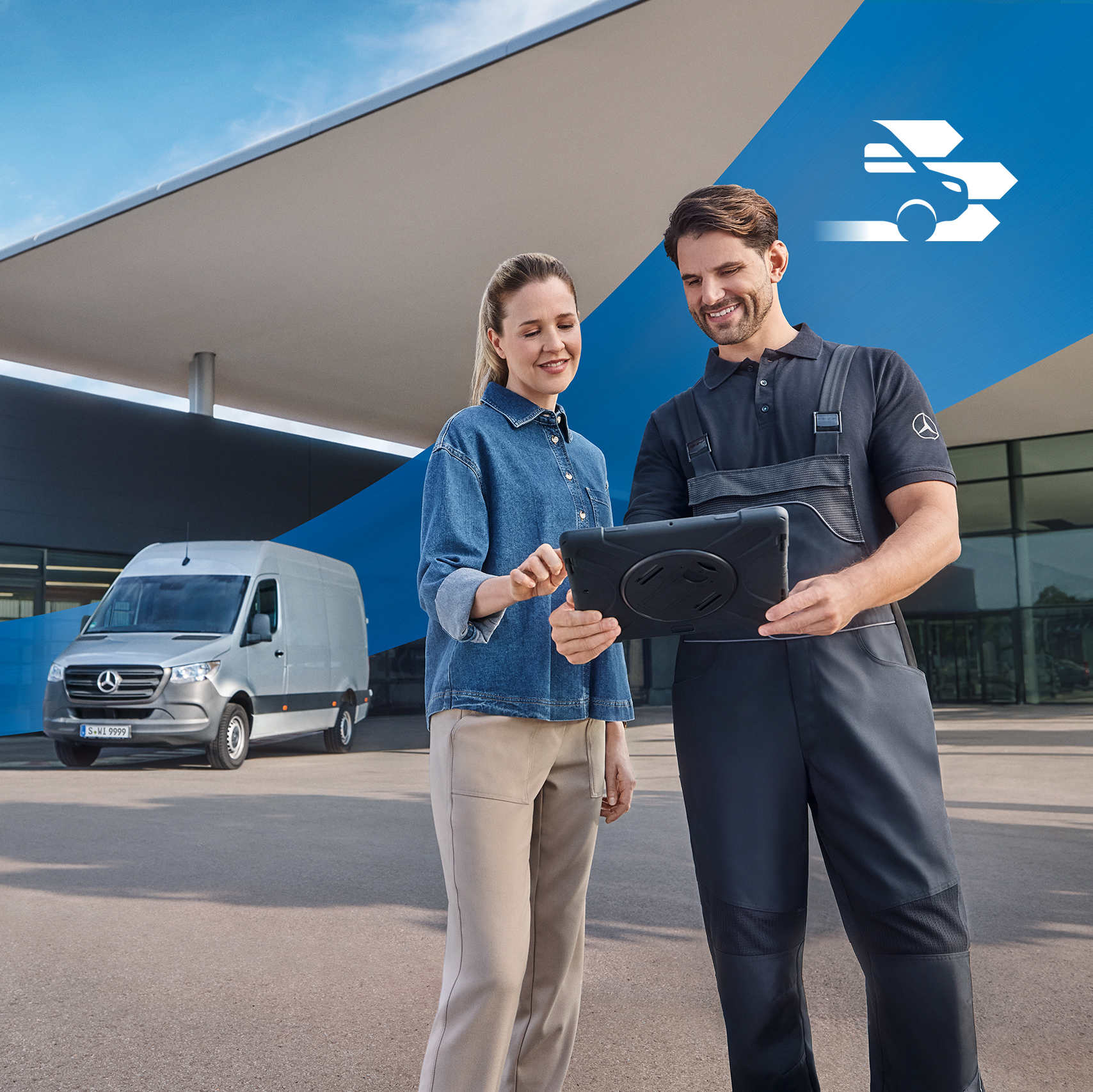 Mercedes-Benz | Servizi assistenza per i veicoli commerciali Due persone davanti a Mercedes-Benz Service con sullo sfondo un veicolo commerciale