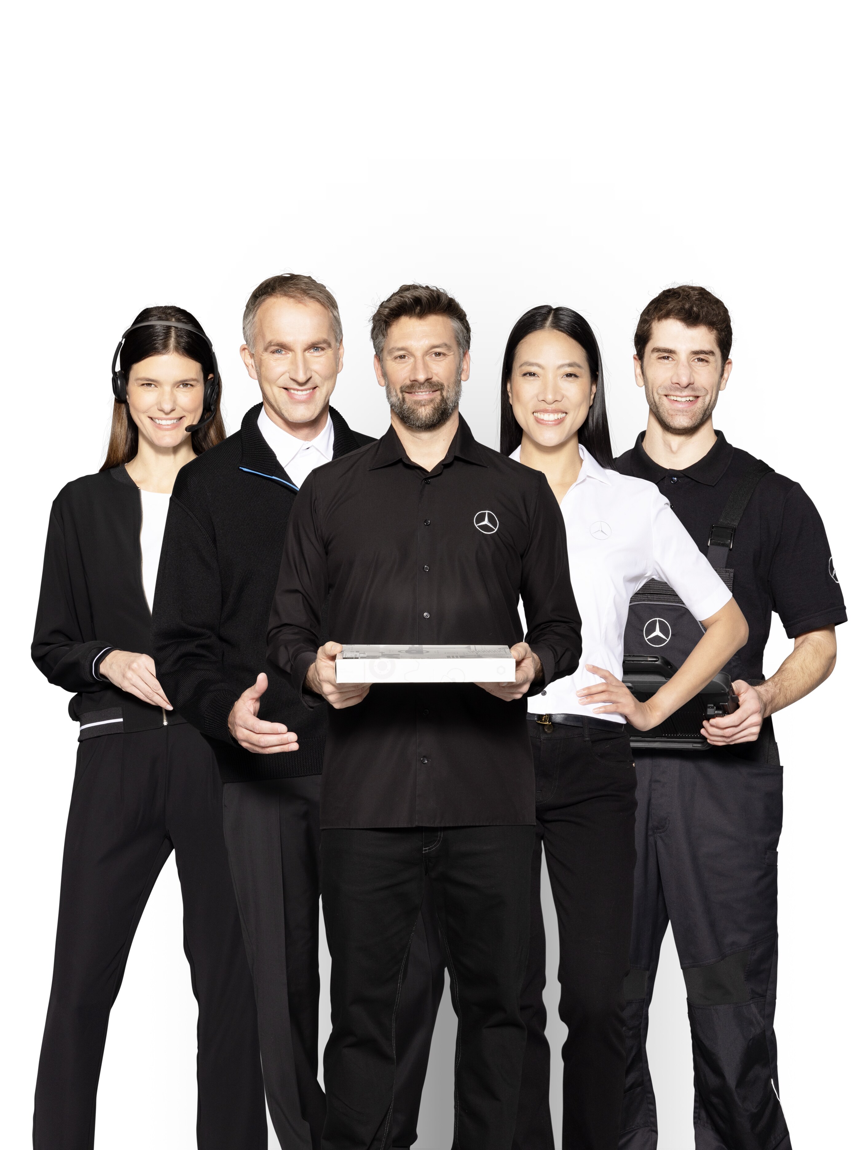 Cinque testimonial Mercedes-Benz che simboleggiano i servizi assistenza per i veicoli commerciali Mercedes-Benz