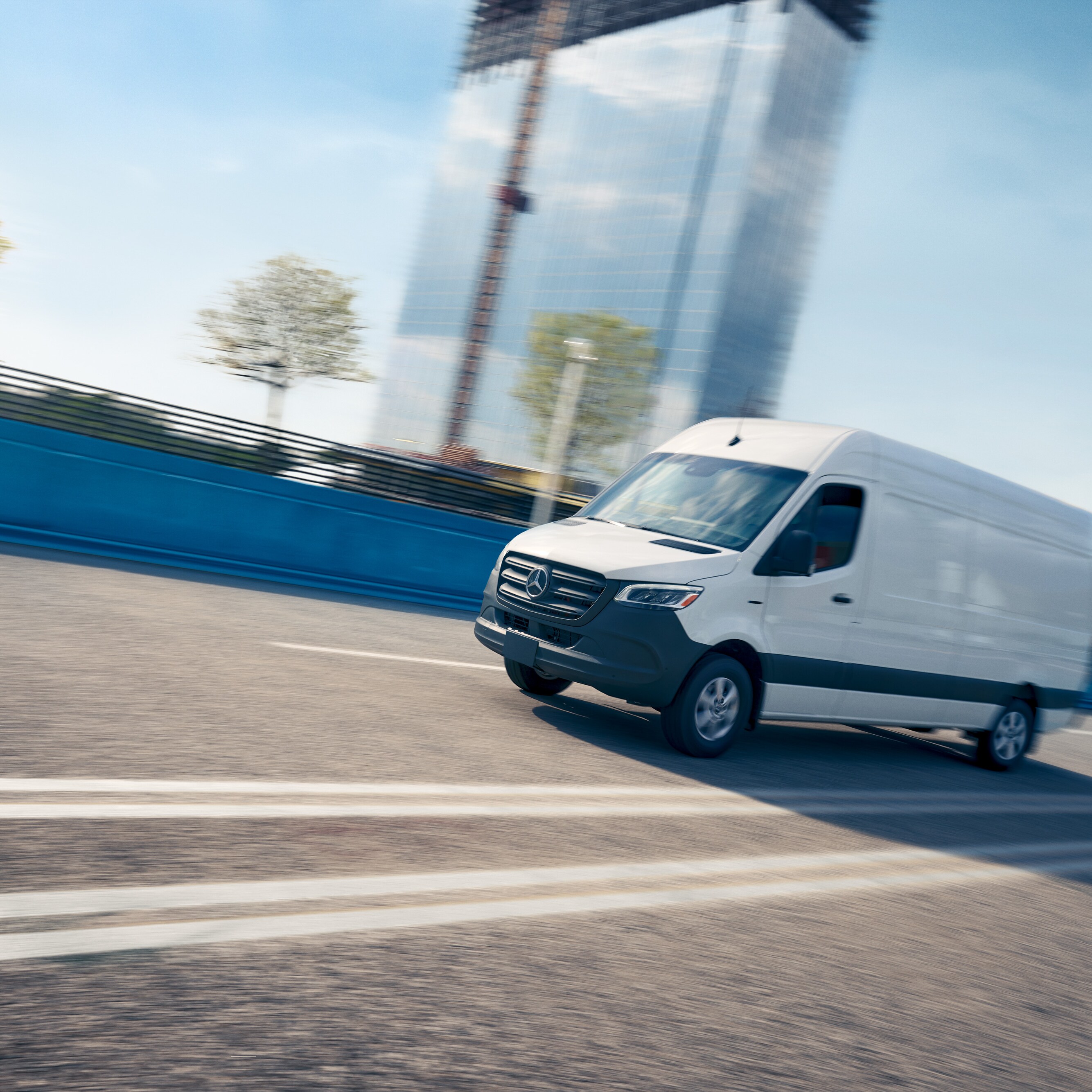 Furgone bianco in marcia su strada