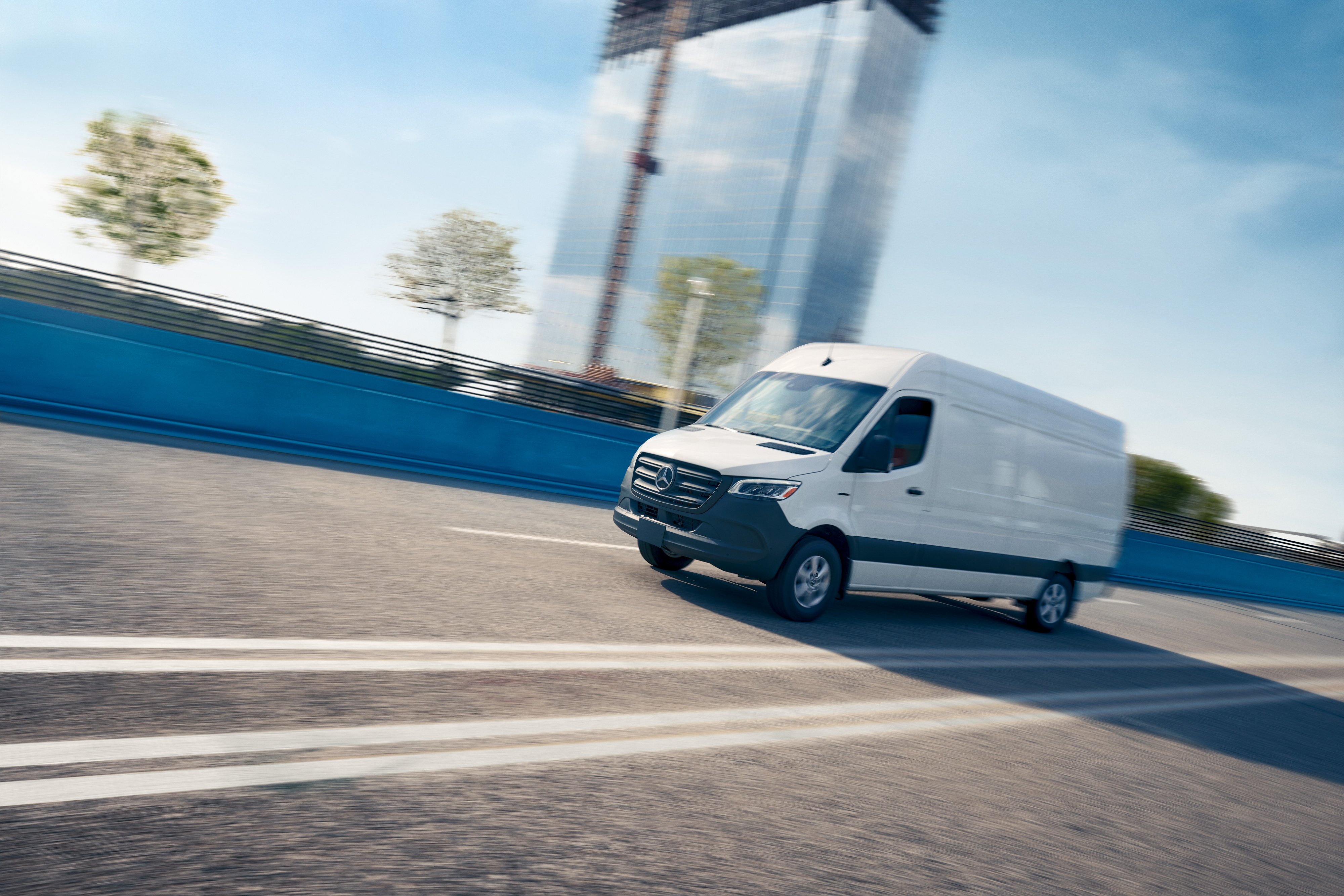 Mercedes-Benz | Van technology | OSA Furgone bianco in marcia su strada