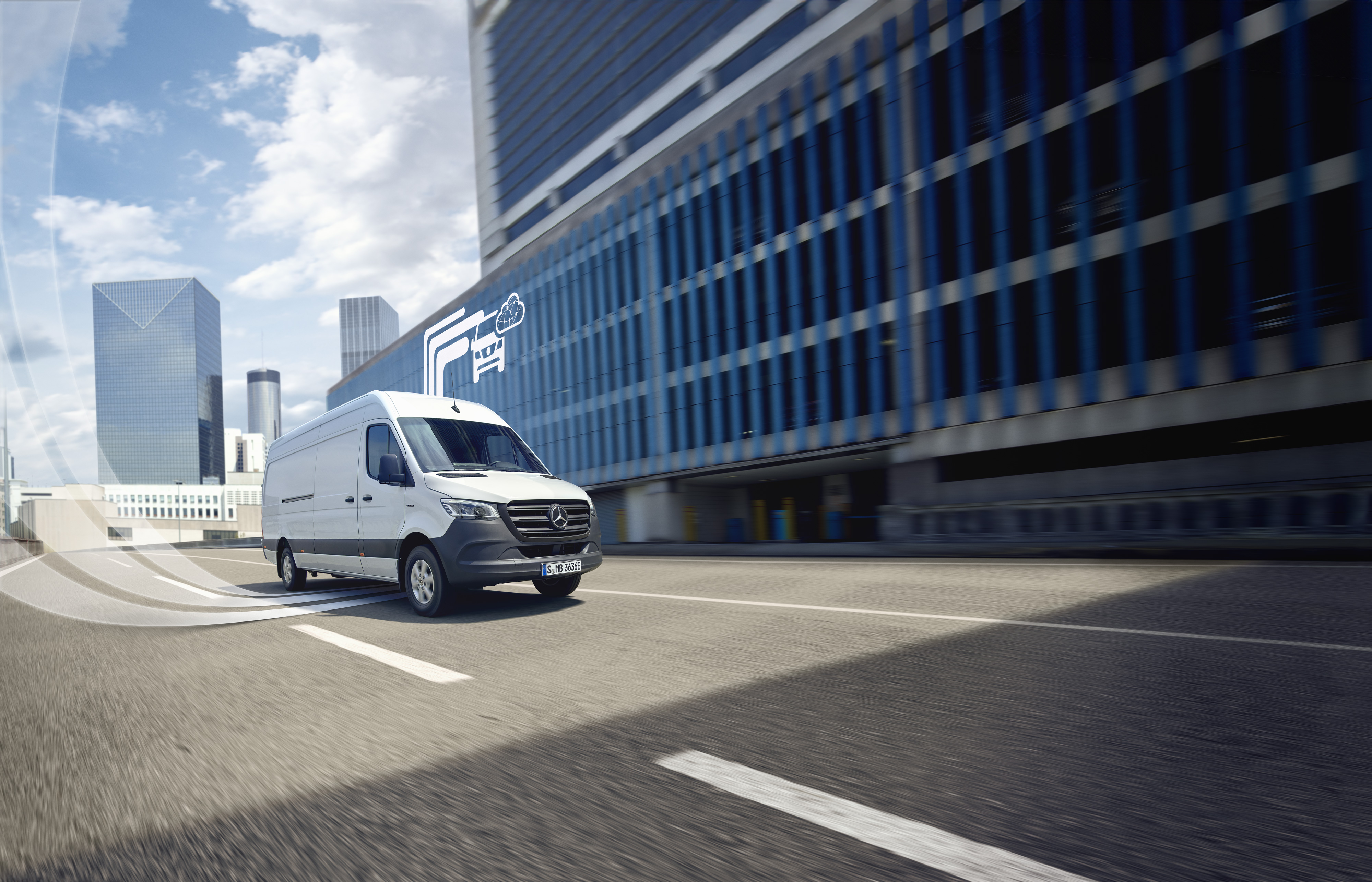 Mercedes-Benz | Tecnologia per veicoli commerciali | Van Uptime Monitor Un veicolo commerciale Mercedes-Benz che attraversa la città