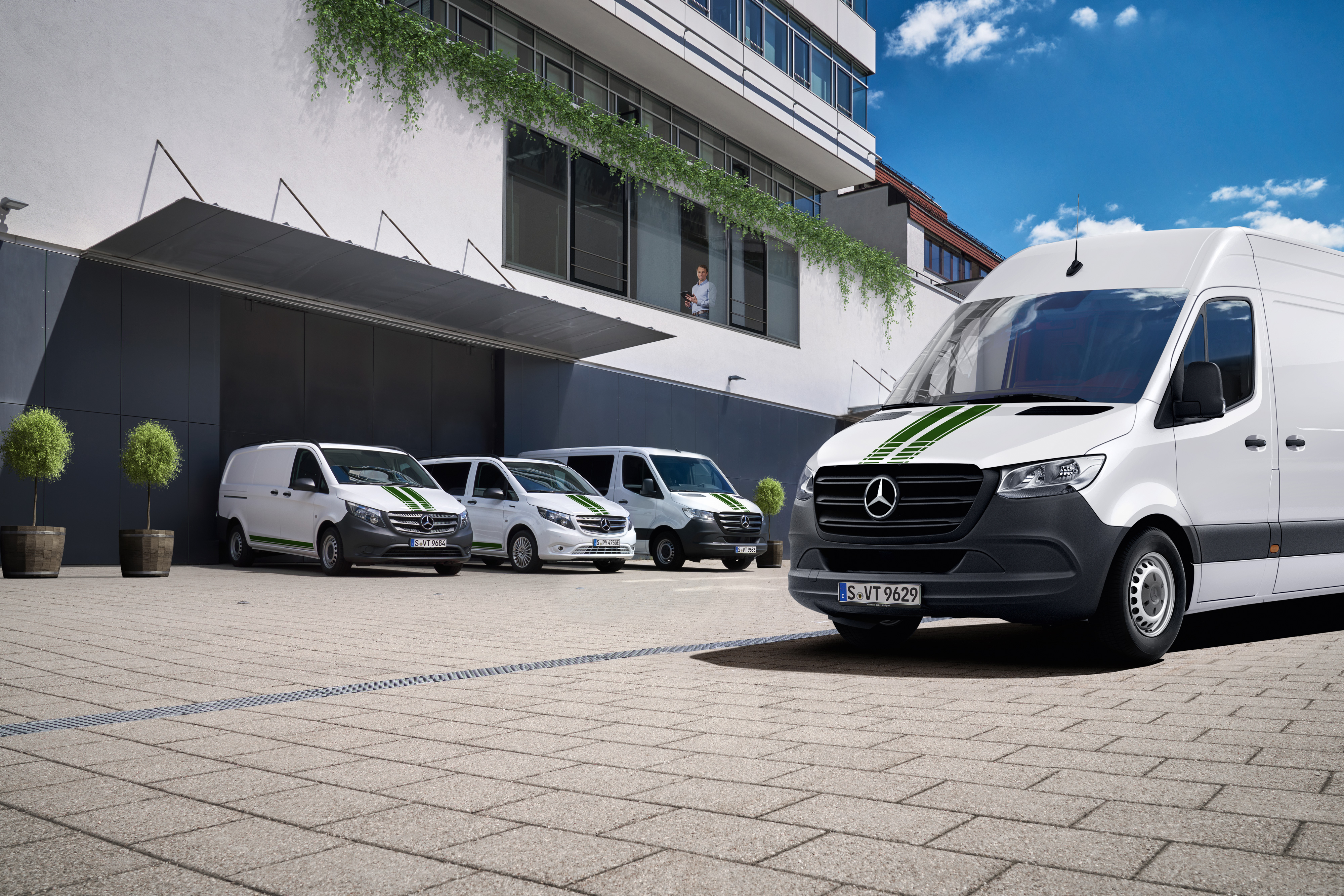Mercedes-Benz | Tecnologia per veicoli commerciali | Van Uptime Monitor Una flotta di veicoli commerciali Mercedes-Benz davanti a un edificio