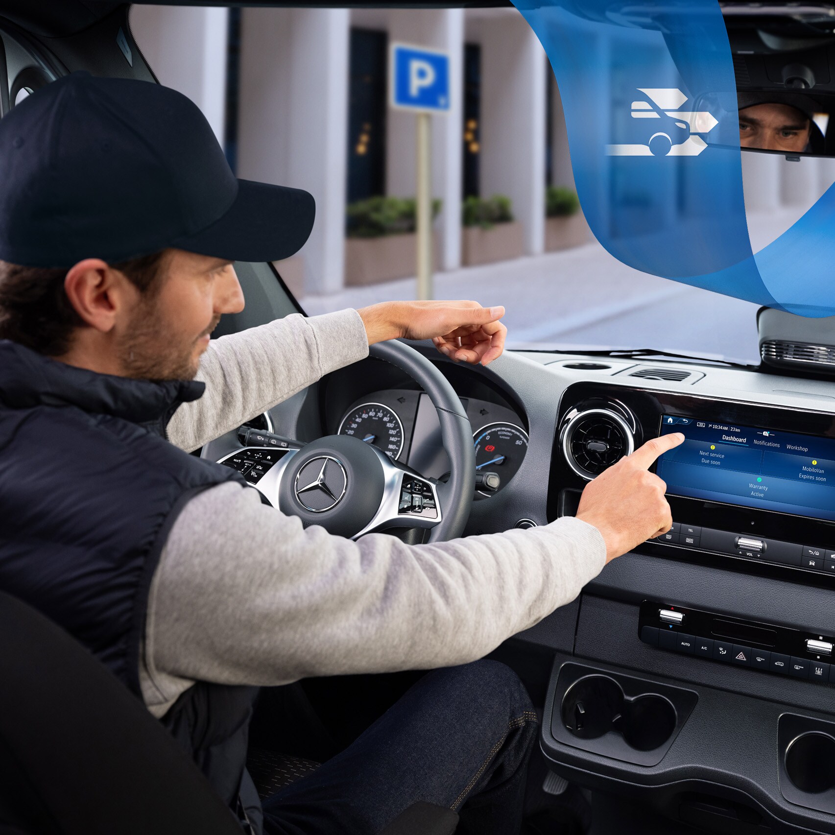 Il conducente utilizza la Mercedes-Benz Service App a bordo del veicolo per prenotare e gestire comodamente gli appuntamenti del servizio assistenza.