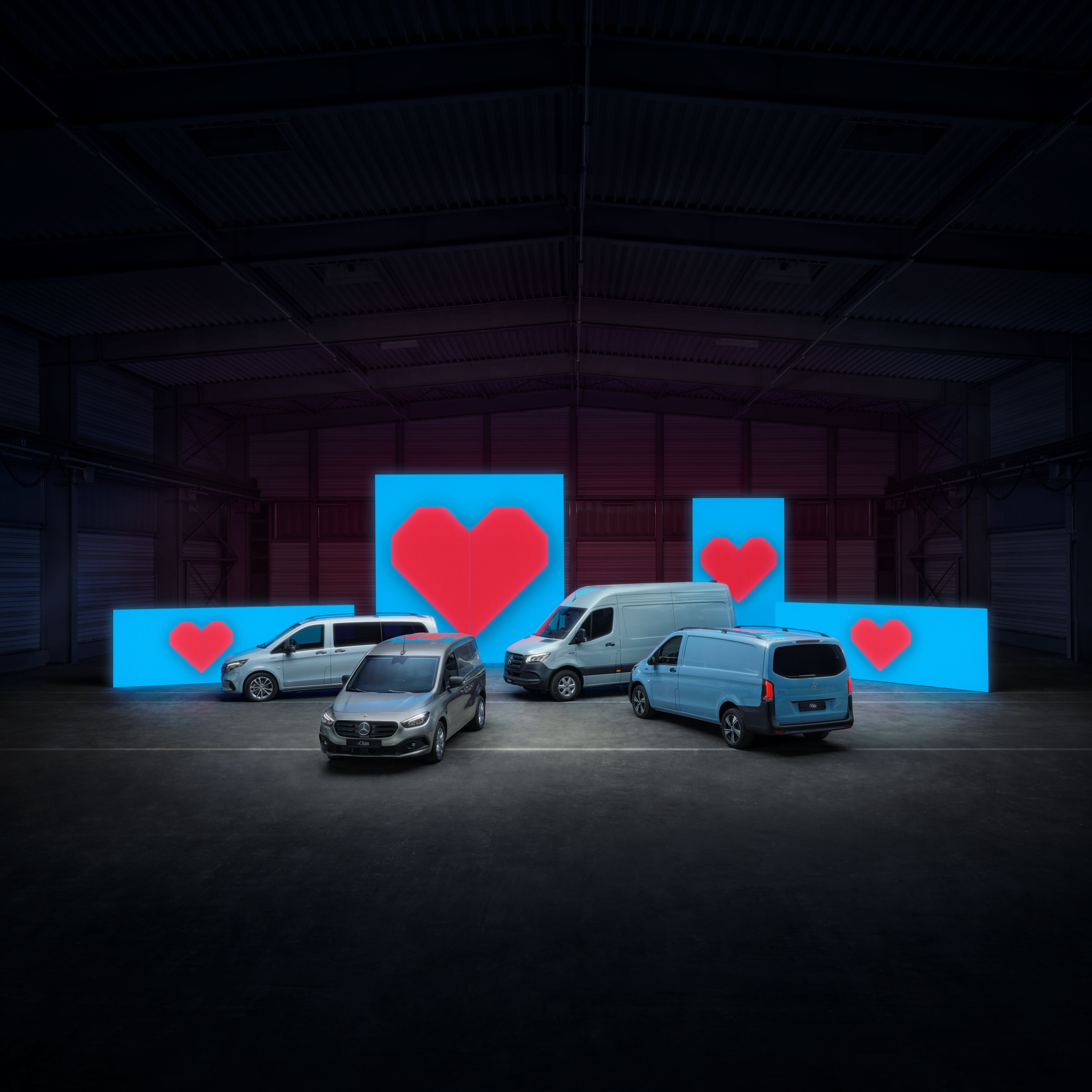 L'eSprinter, l'eVito e l'eCitan, i veicoli commerciali elettrici di Mercedes-Benz, insieme in un ambiente urbano.