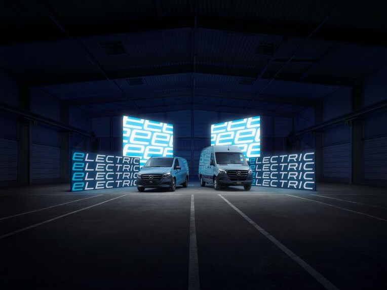 I veicoli commerciali elettrici di Mercedes-Benz sulla strada.