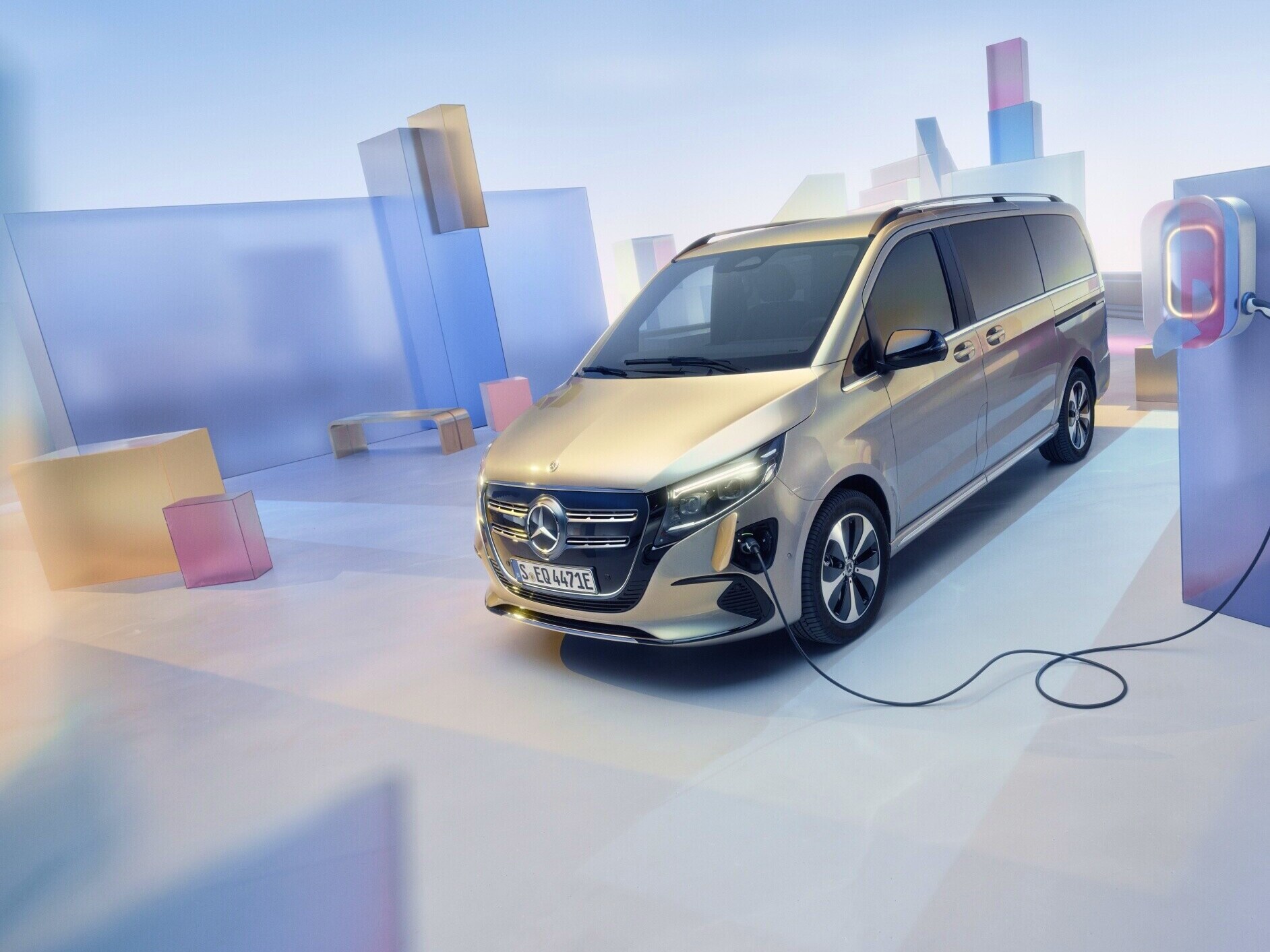 EQV Mercedes-Benz presso una stazione di ricarica.