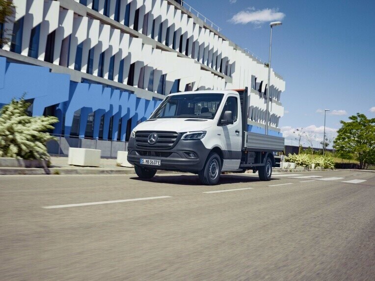 eSprinter Chassis Mercedes-Benz sulla strada.