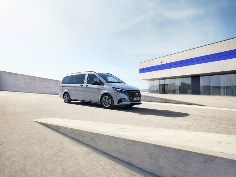 eVito Tourer Mercedes-Benz sul tetto di un parcheggio multipiano.