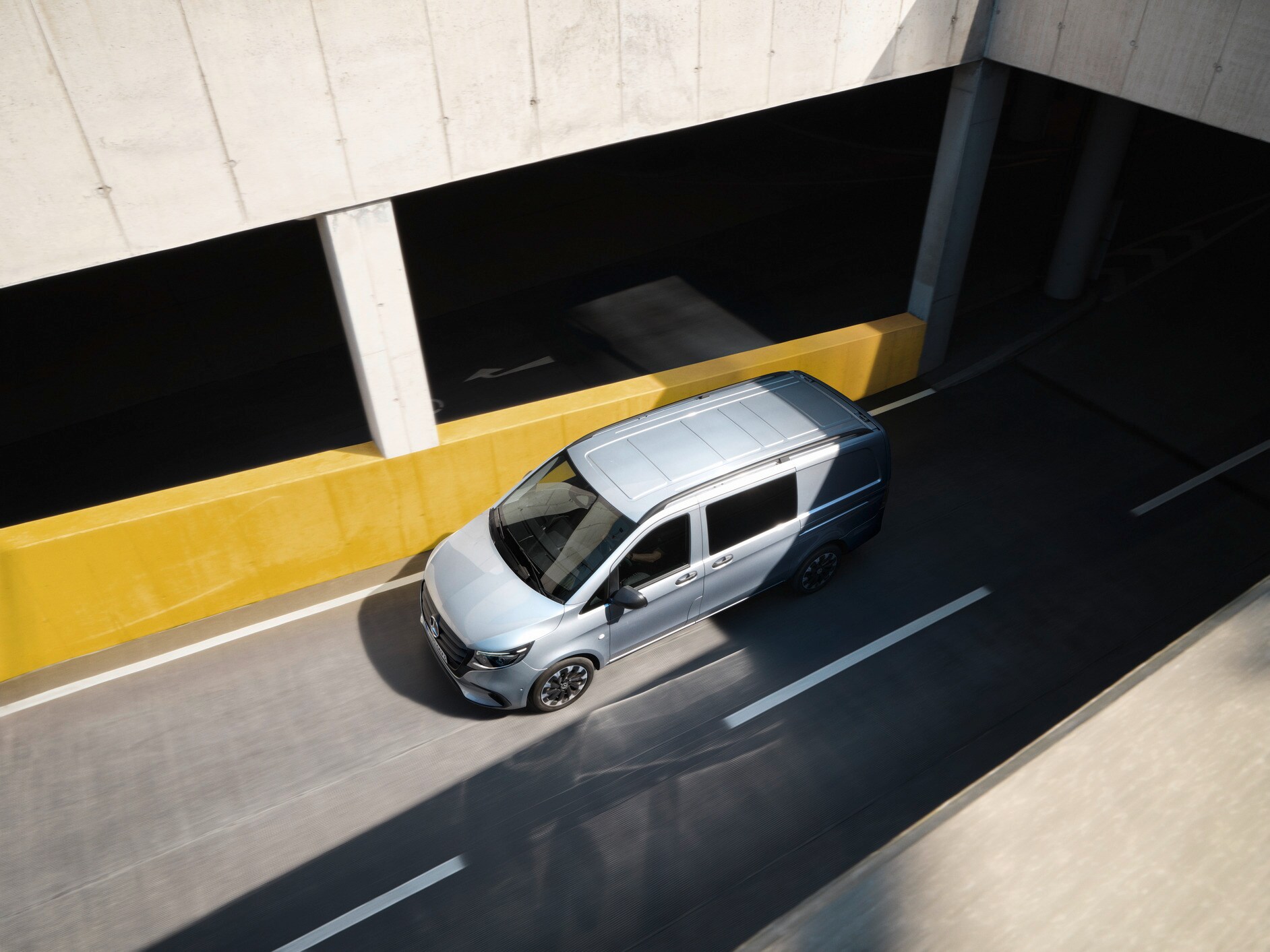 Mercedes-Benz Vito Mixto che entra in un vialetto.