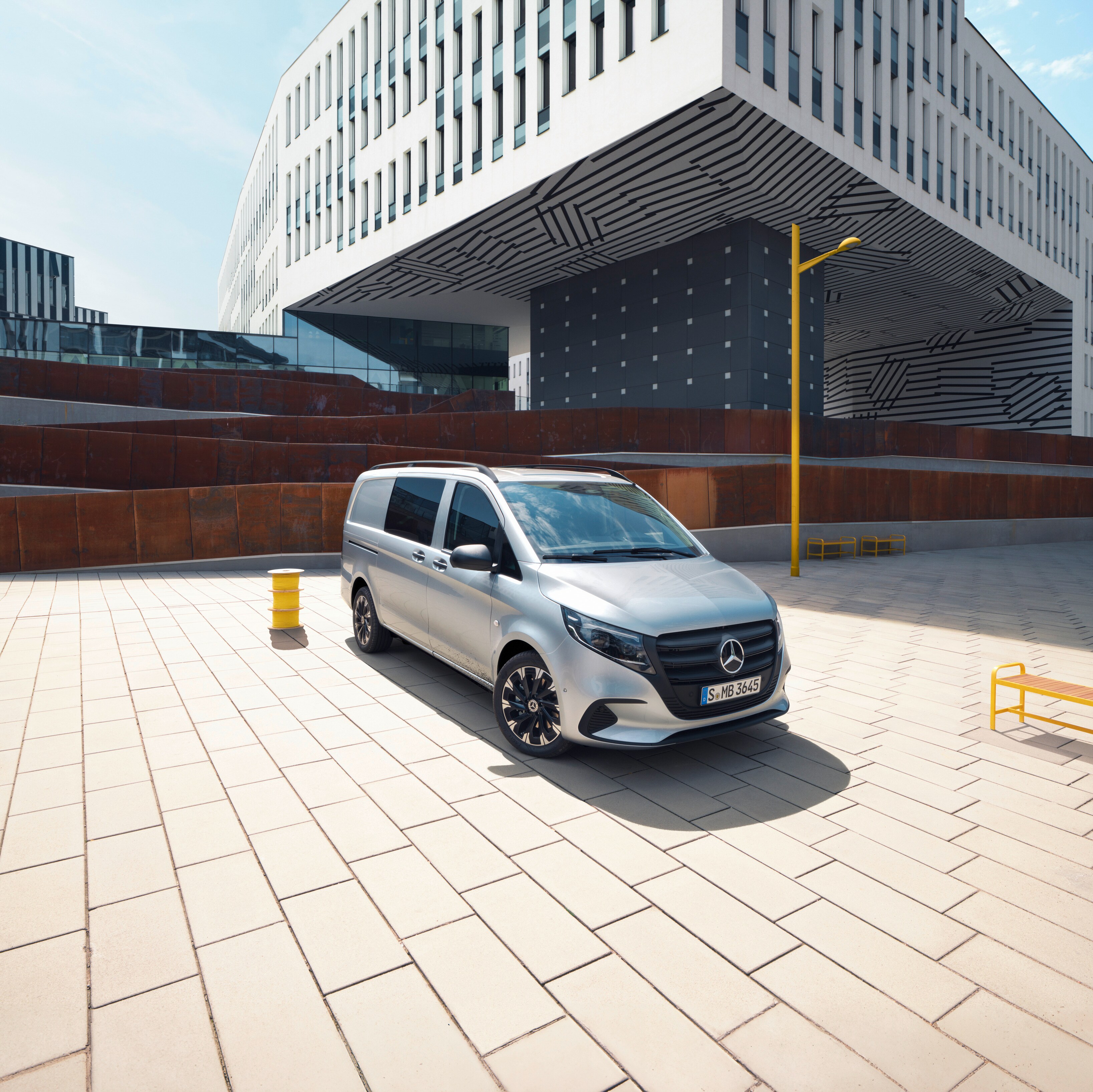 Mercedes-Benz Vito Mixto sul tetto di un autosilo.