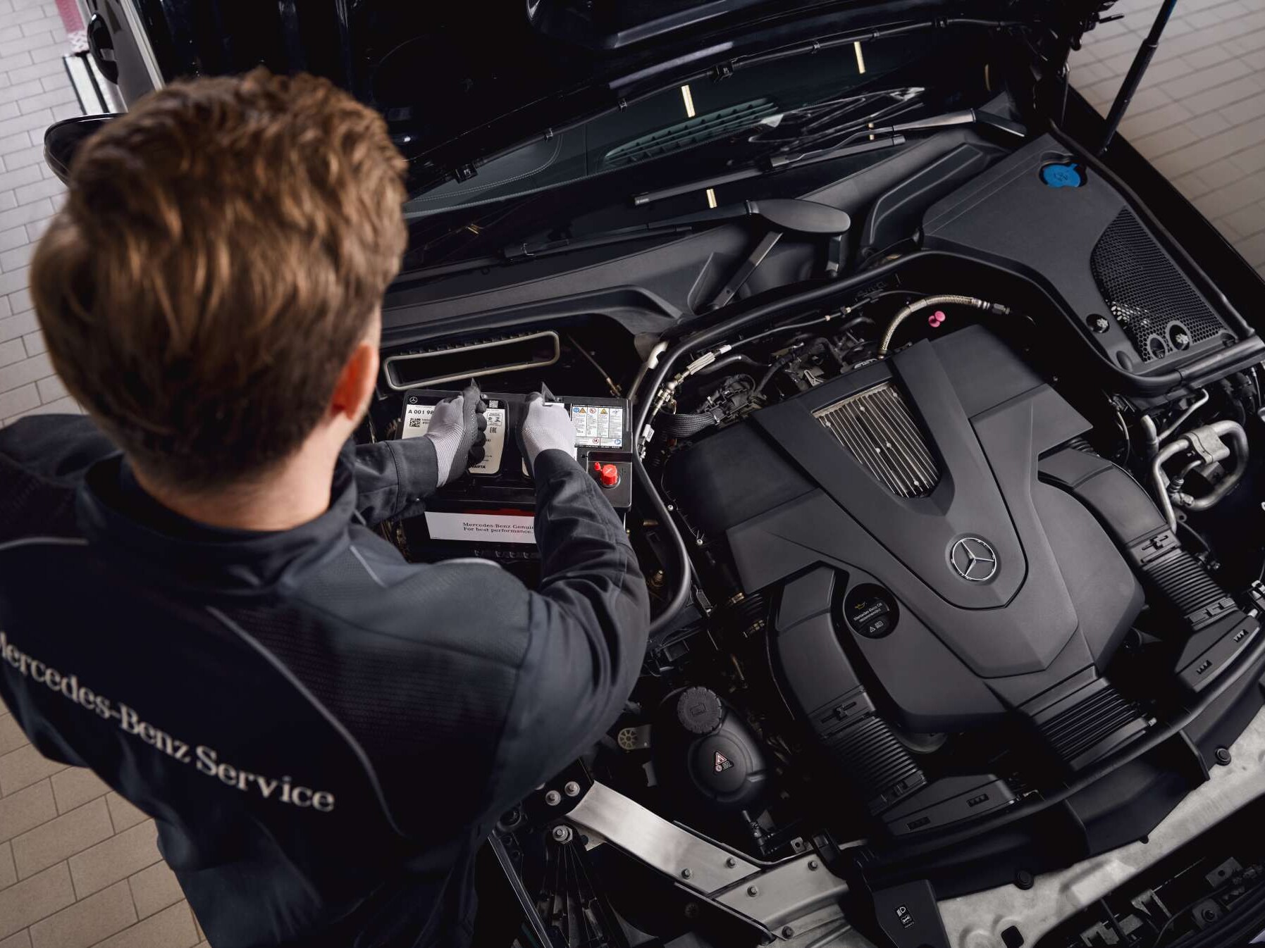 Servizio assistenza al motore presso un'officina, con sostituzione dei componenti con ricambi originali Mercedes-Benz.