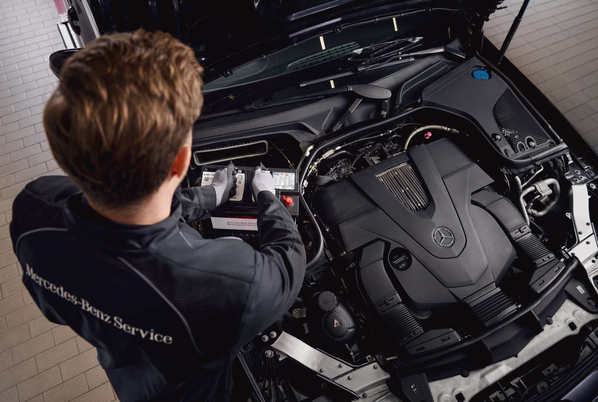 Batterie di avviamento originali Mercedes-Benz Servizio assistenza al motore presso un'officina, con sostituzione dei componenti con ricambi originali Mercedes-Benz.