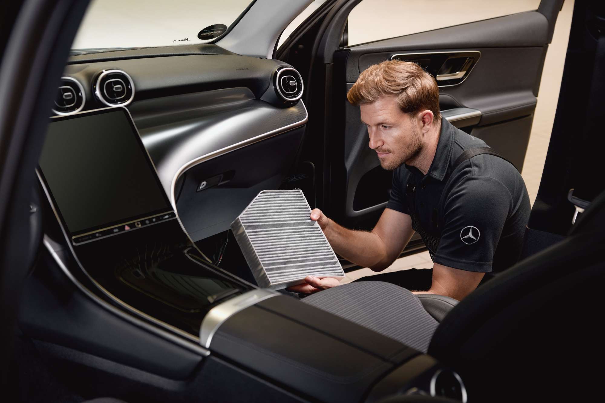 Filtri aria abitacolo originali Mercedes-Benz Un intervento di manutenzione degli interni: un filtro dell'aria dell'abitacolo viene sostituito utilizzando un ricambio originale Mercedes-Benz.