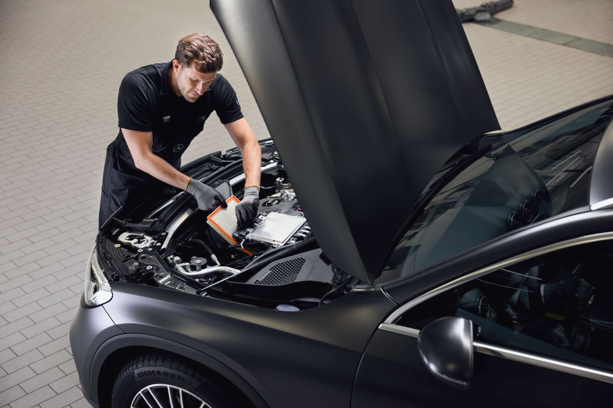 Filtri dell'aria per il motore originali Mercedes-Benz Un intervento di manutenzione sul motore: un filtro dell'aria per il motore viene sostituito utilizzando un ricambio originale Mercedes-Benz.