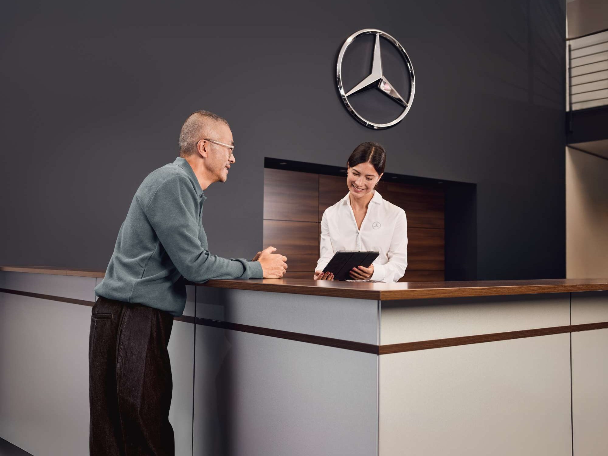 La reception del servizio di assistenza presso una concessionaria Mercedes-Benz