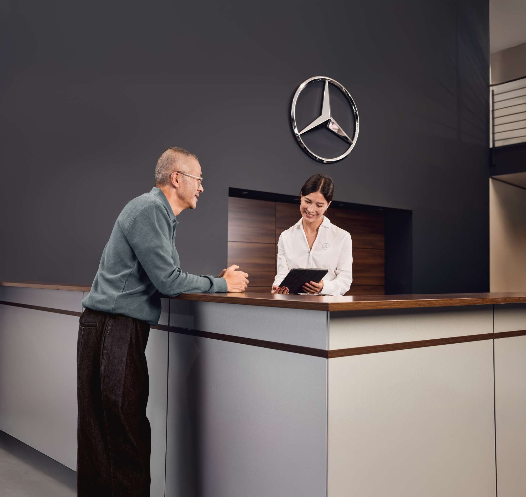 Ricambi originali Mercedes-Benz - consulenza La reception del servizio di assistenza presso una concessionaria Mercedes-Benz
