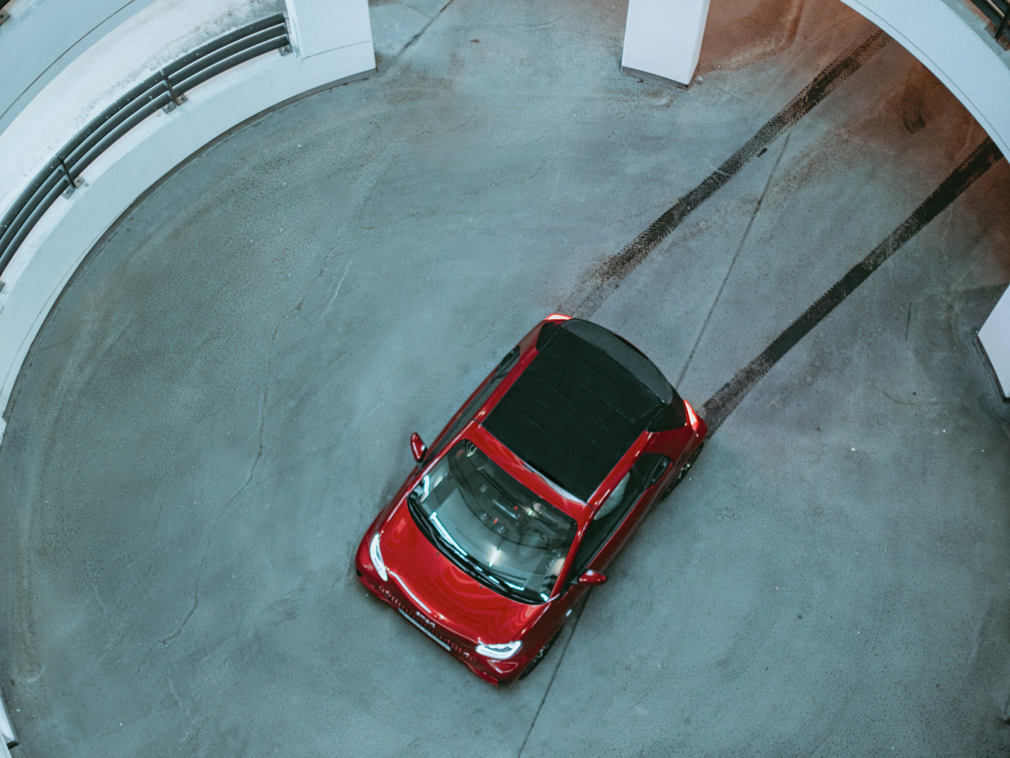 Un tecnico Mercedes-Benz esamina un'auto al banco di prova.