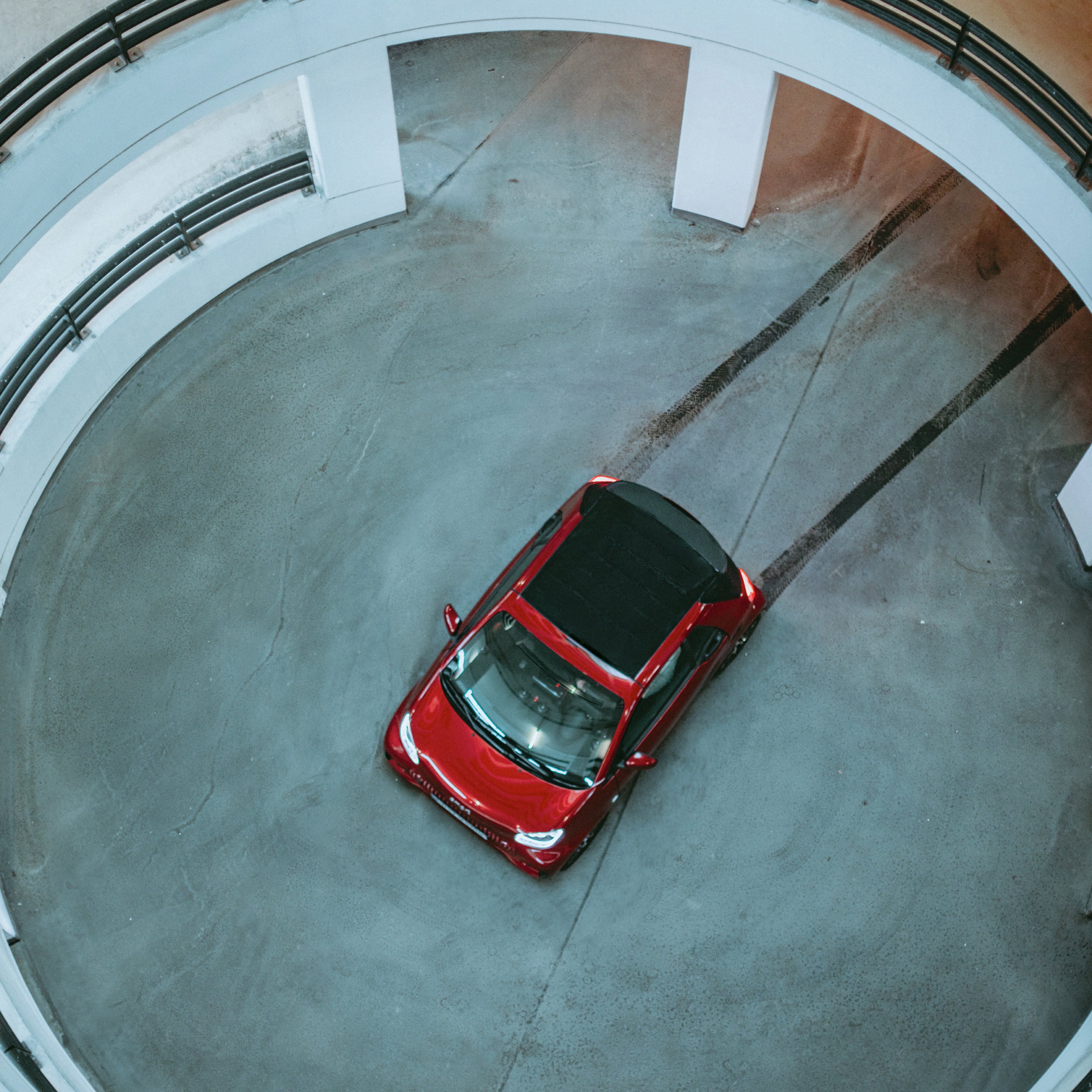 Controlli periodici sul banco di prova | Mercedes-Benz Un tecnico Mercedes-Benz esamina un'auto al banco di prova.